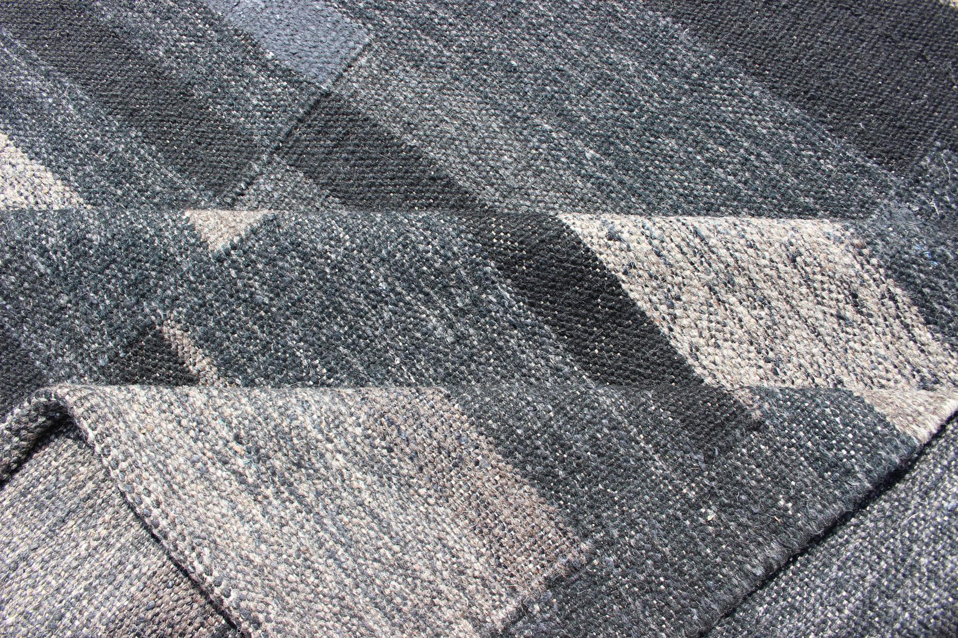 Moderner moderner skandinavischer Flachgewebe-Teppich mit gestreiftem Paneeldesign in Grau, Stahlblau im Angebot 5