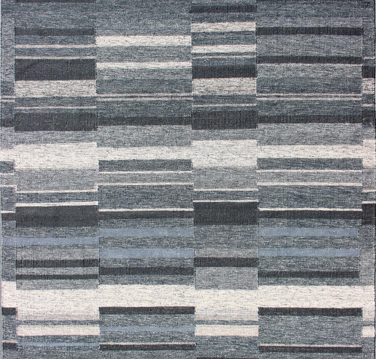 Moderner moderner skandinavischer Flachgewebe-Teppich mit gestreiftem Paneeldesign in Grau, Stahlblau (Skandinavische Moderne) im Angebot
