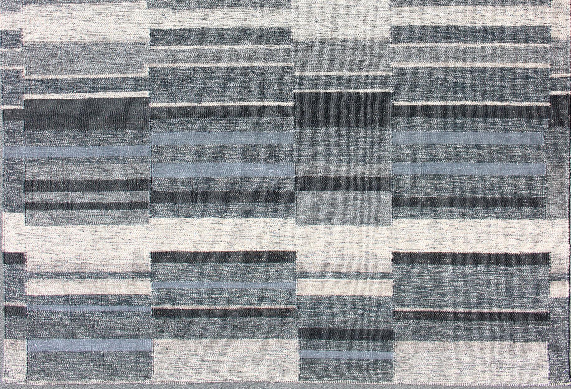 Moderner moderner skandinavischer Flachgewebe-Teppich mit gestreiftem Paneeldesign in Grau, Stahlblau (Indisch) im Angebot