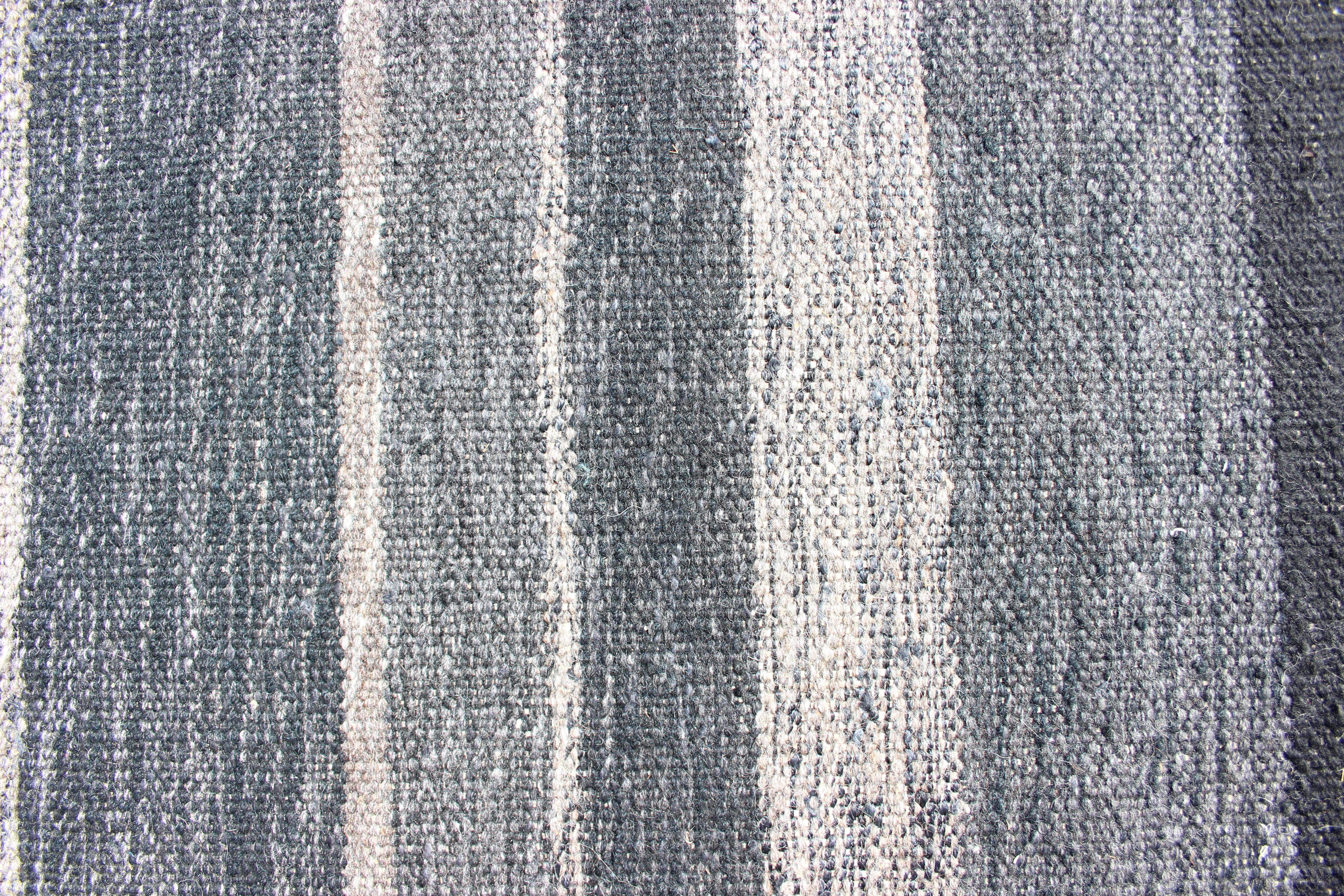 Moderner moderner skandinavischer Flachgewebe-Teppich mit gestreiftem Paneeldesign in Grau, Stahlblau (Handgewebt) im Angebot