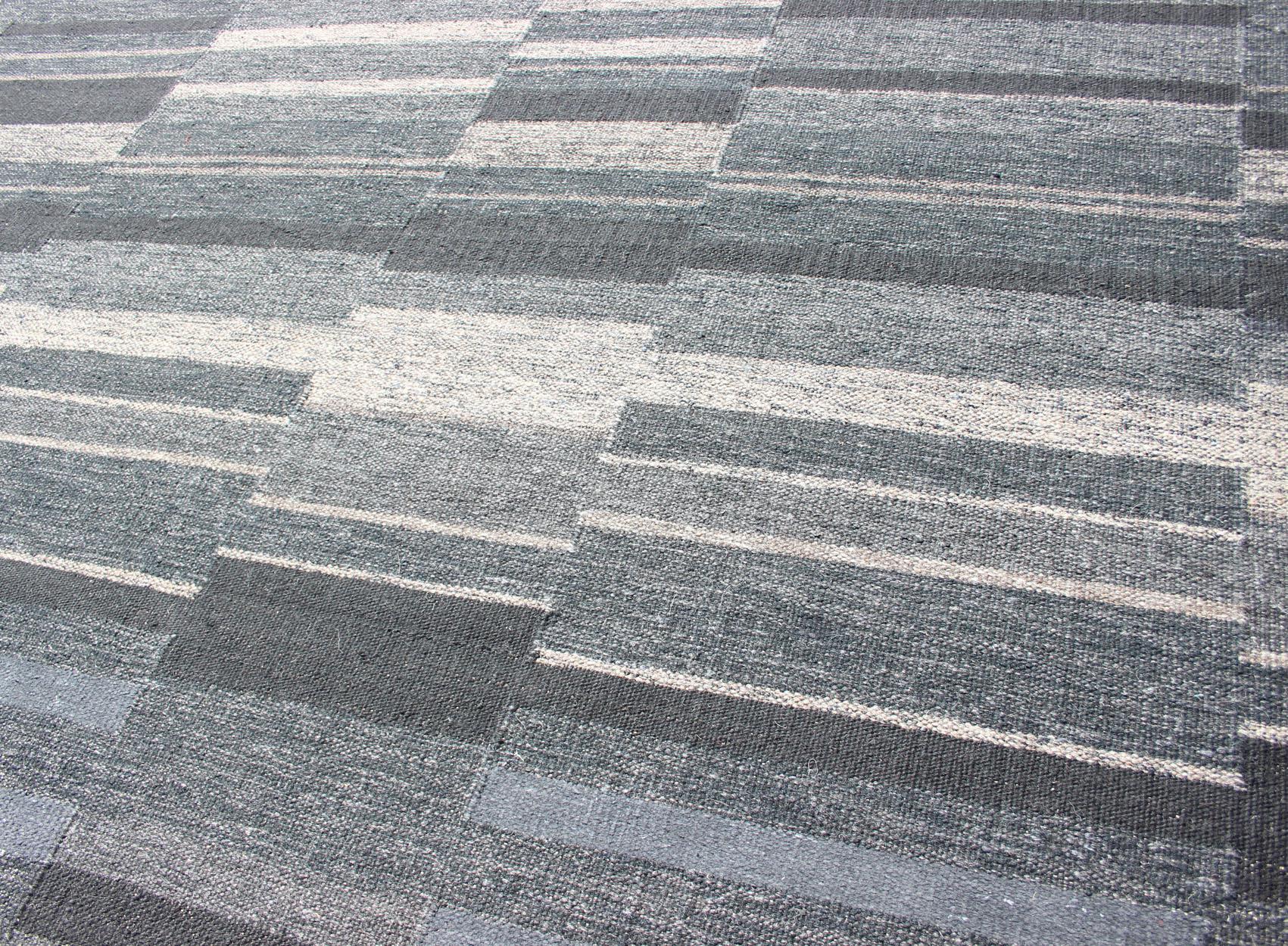 Moderner moderner skandinavischer Flachgewebe-Teppich mit gestreiftem Paneeldesign in Grau, Stahlblau im Zustand „Neu“ im Angebot in Atlanta, GA