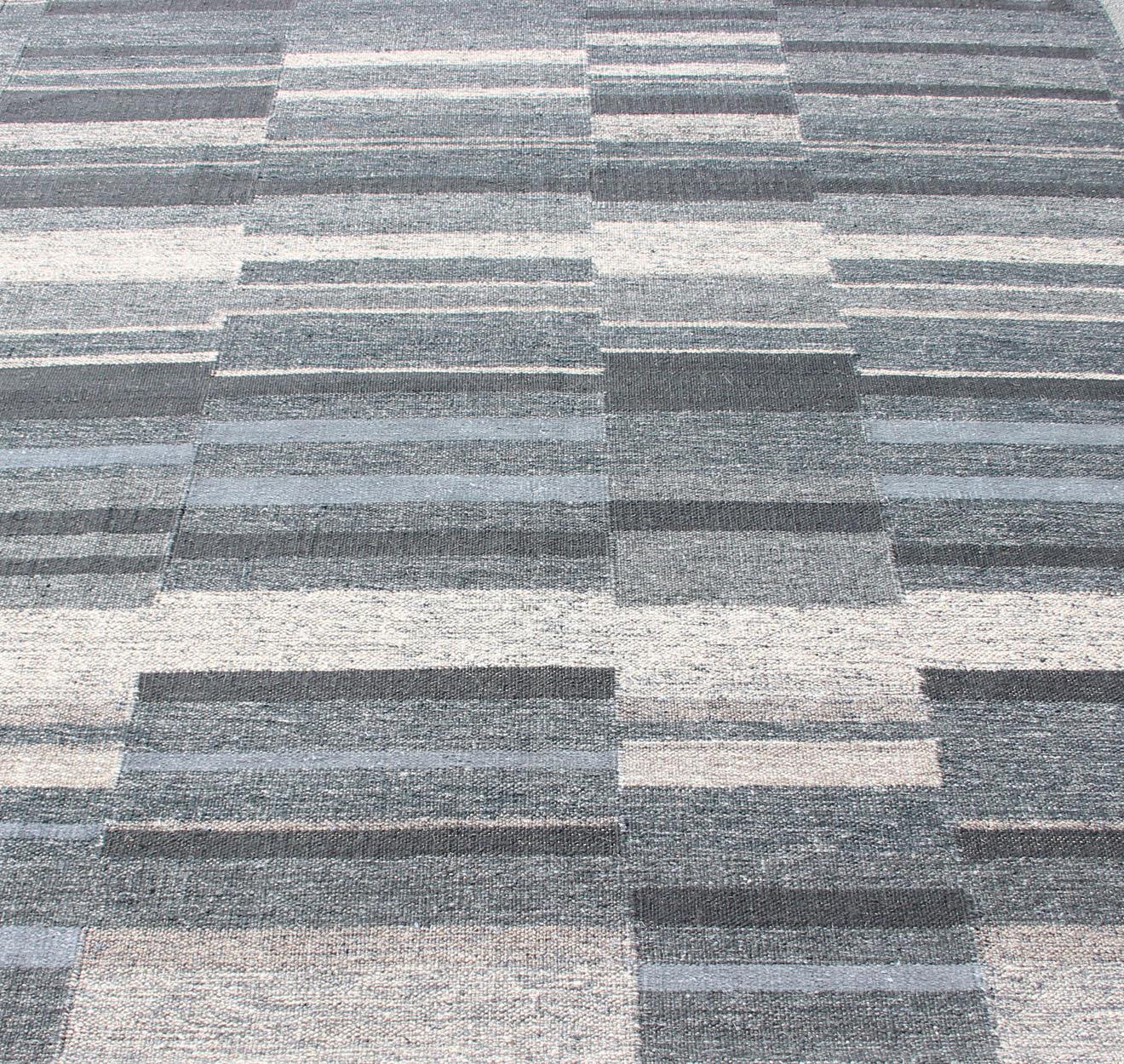 Moderner moderner skandinavischer Flachgewebe-Teppich mit gestreiftem Paneeldesign in Grau, Stahlblau (21. Jahrhundert und zeitgenössisch) im Angebot