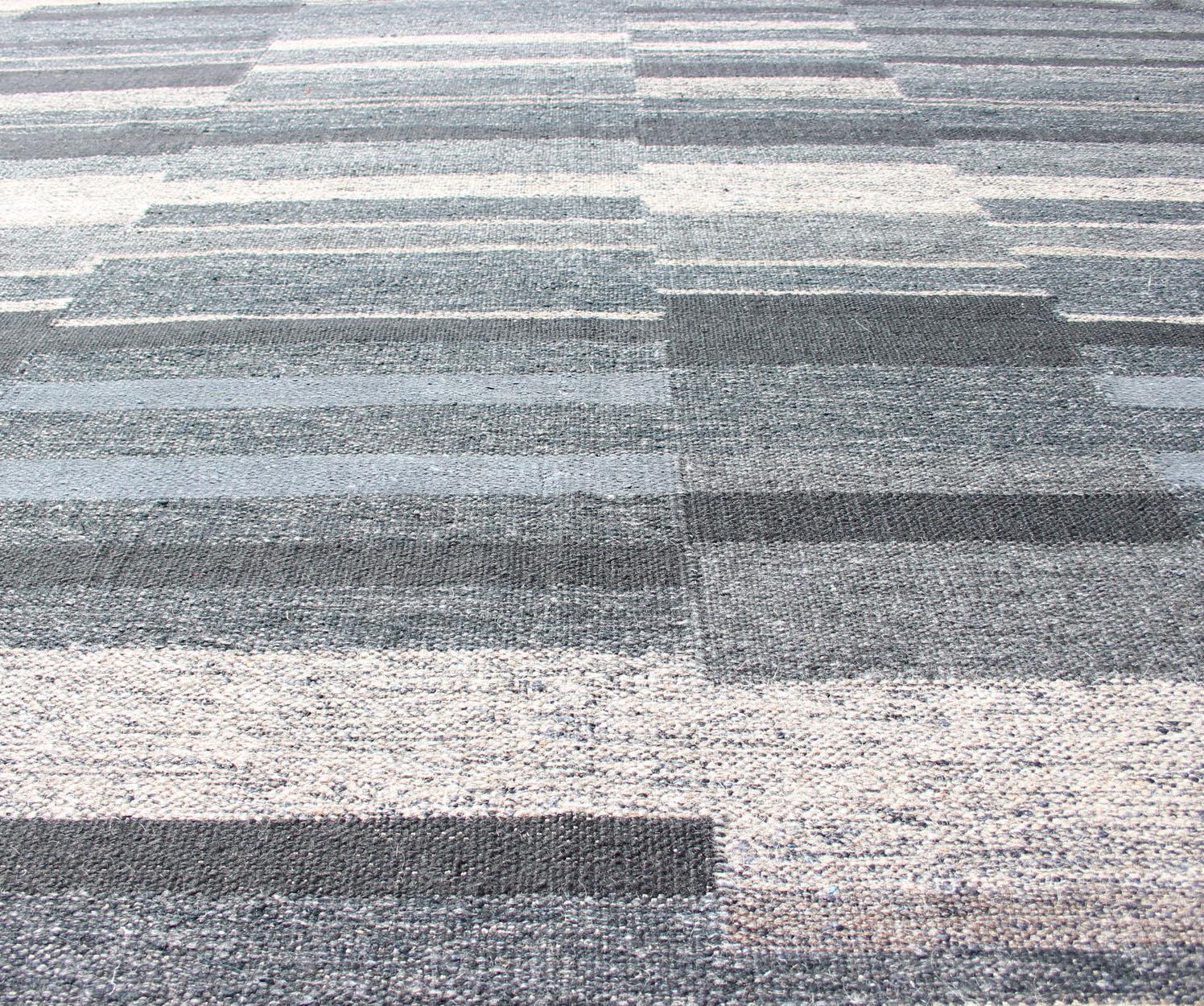 Moderner moderner skandinavischer Flachgewebe-Teppich mit gestreiftem Paneeldesign in Grau, Stahlblau (Wolle) im Angebot