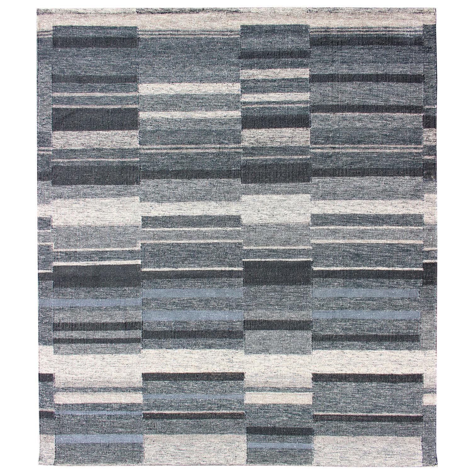 Moderner moderner skandinavischer Flachgewebe-Teppich mit gestreiftem Paneeldesign in Grau, Stahlblau im Angebot