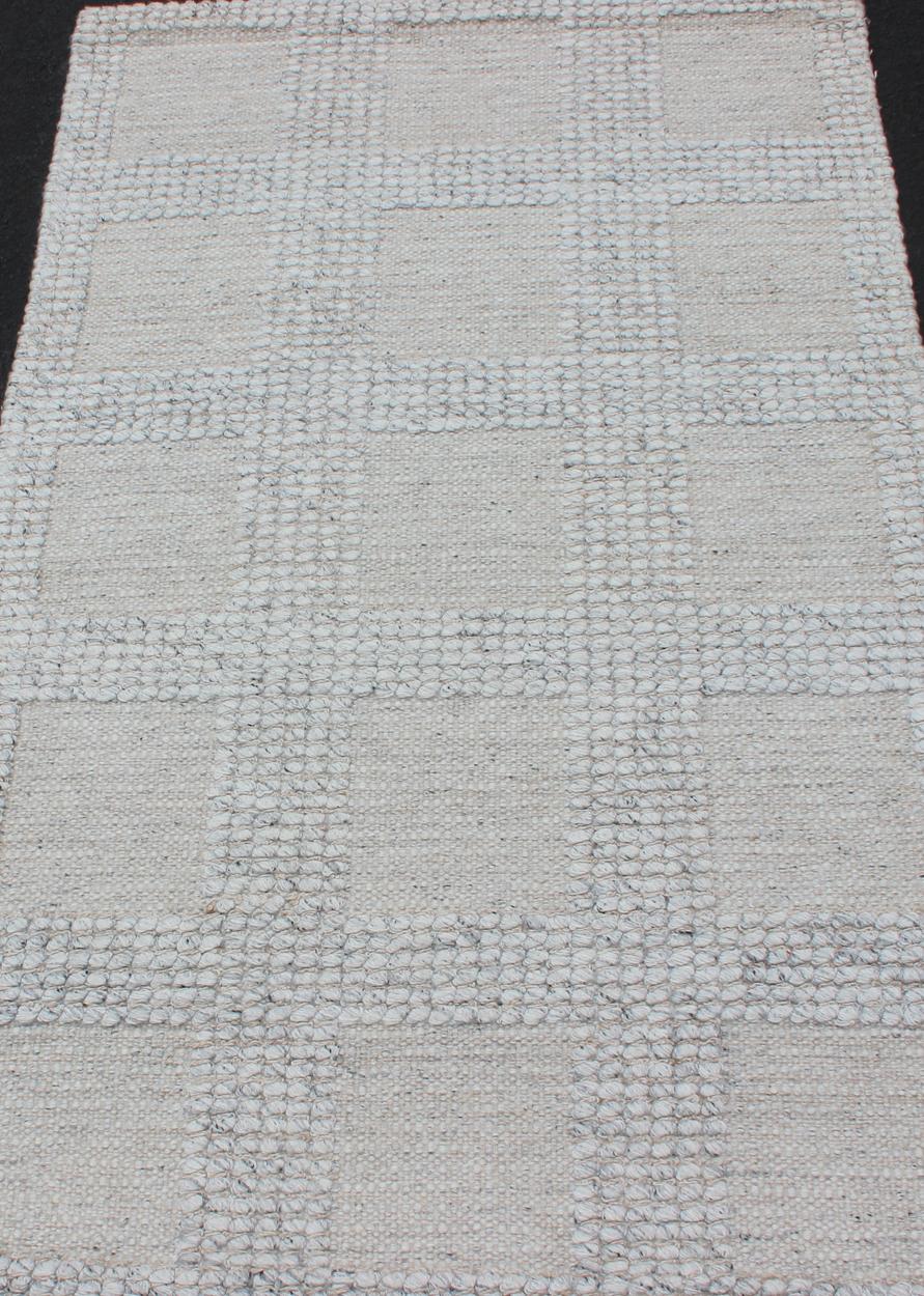 Misure: 3'2 x 5'2 

Tappeto moderno The Modern Scandinavian a trama piatta con griglia testurizzata in grigio morbido 3'2 x 5'2. Keivan Woven Arts / tappeto/ RJK-23498-LOOPFLAT, paese d'origine/tipo: India / Kilim scandinavo, circa 21° secolo. 

Una