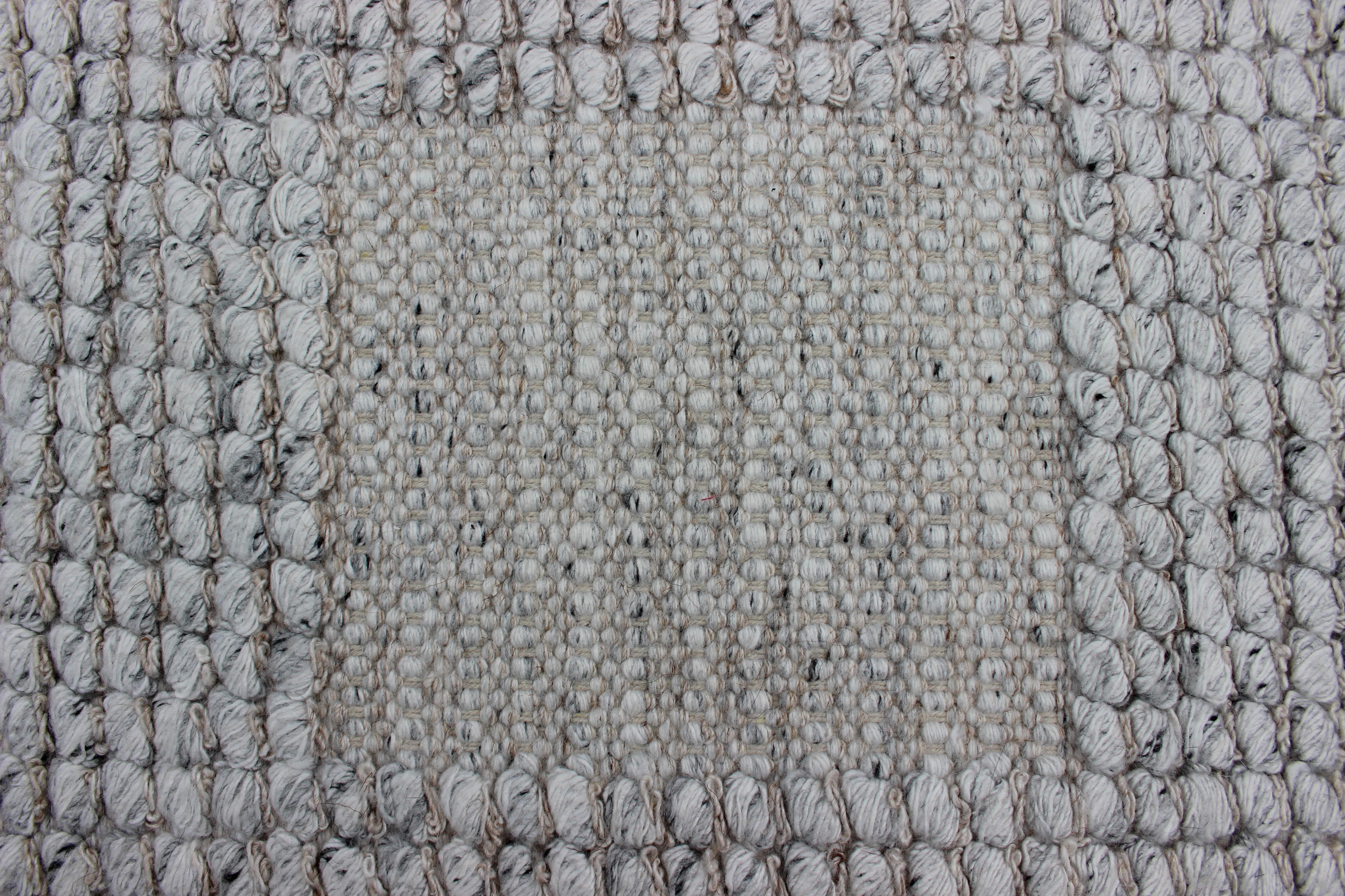 Tessuto a mano Tappeto The Modern Scandinavian a trama piatta con griglia strutturata in grigio morbido 3'2 x 5'2 in vendita