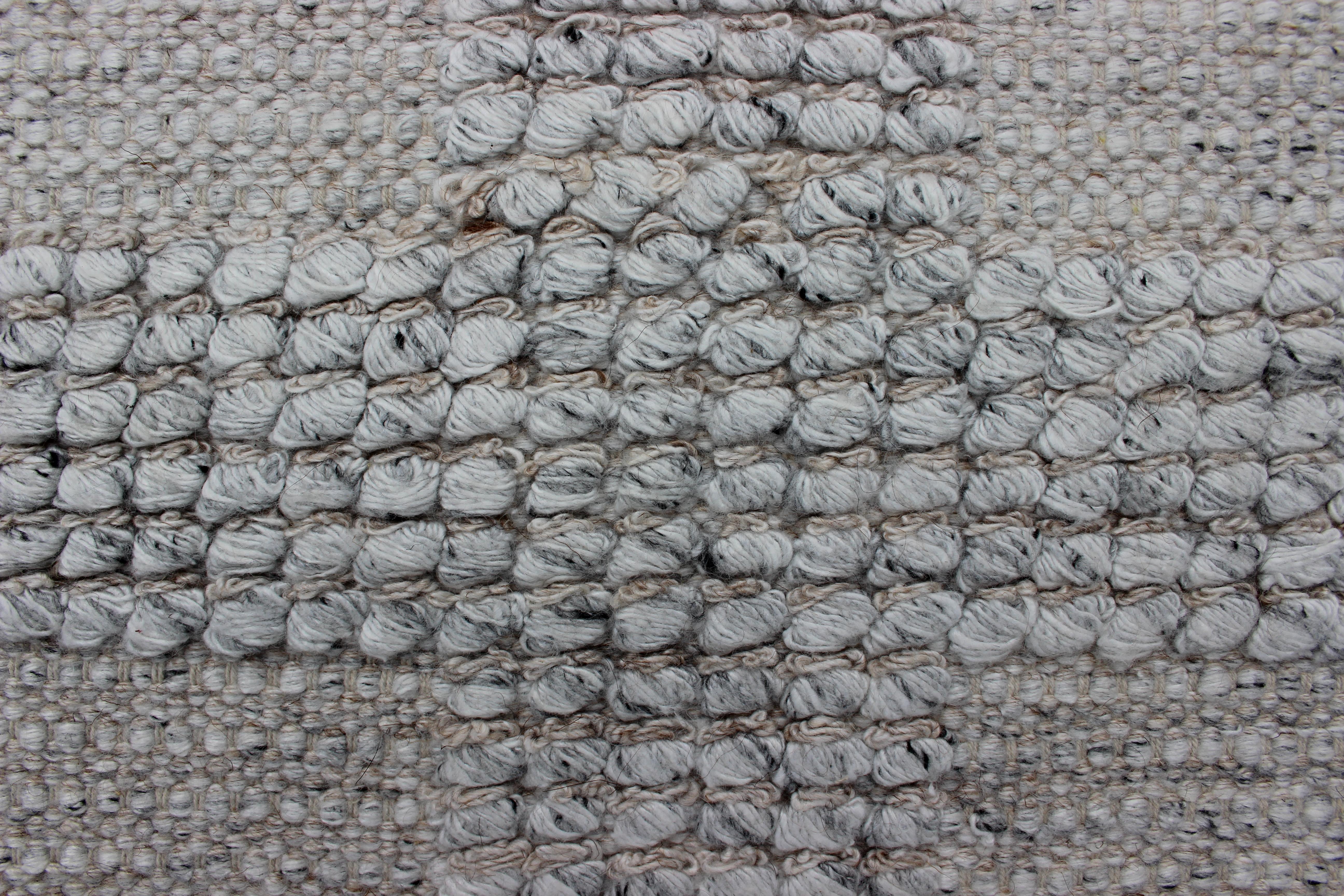 Tappeto The Modern Scandinavian a trama piatta con griglia strutturata in grigio morbido 3'2 x 5'2 In condizioni buone in vendita a Atlanta, GA