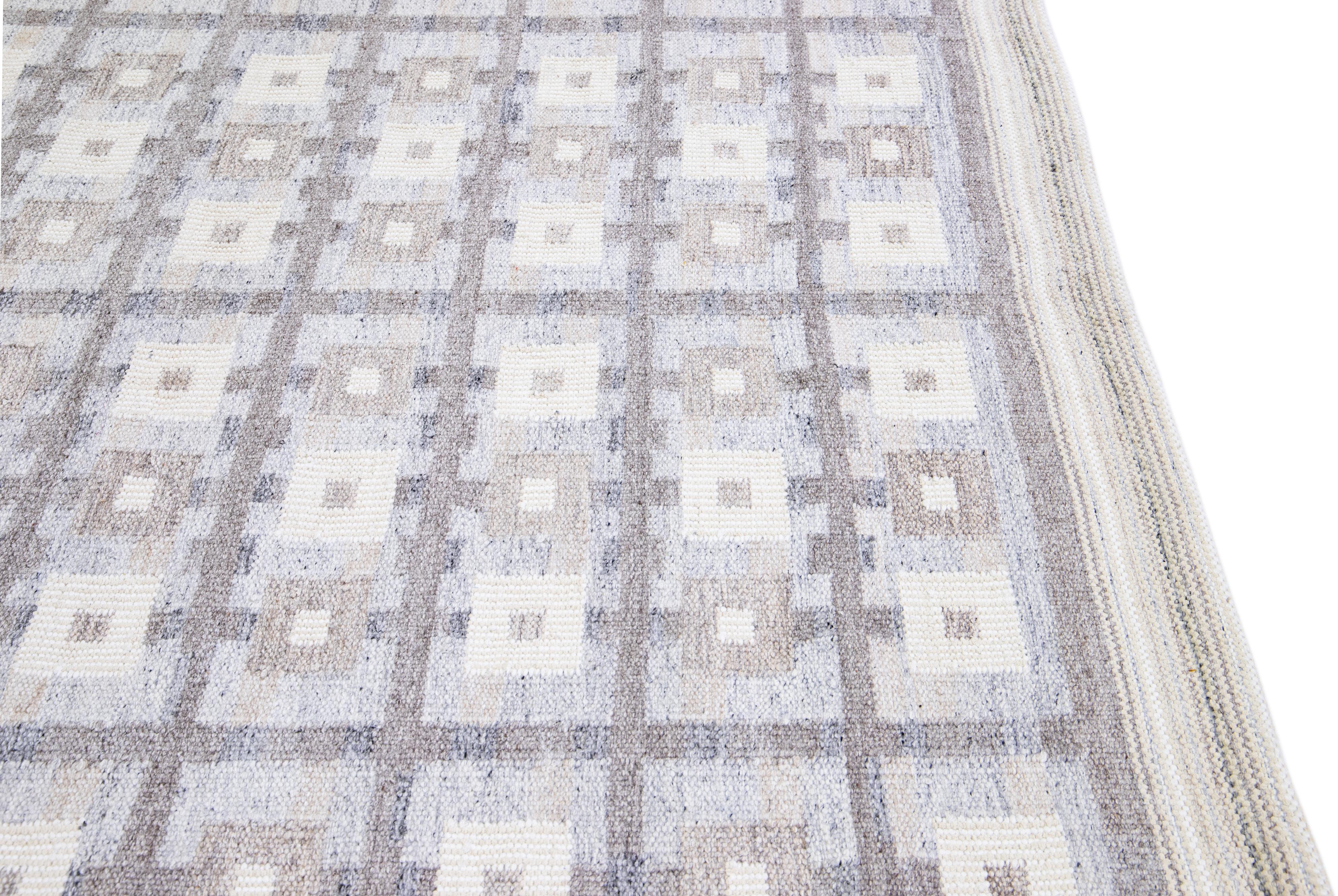 Modern Scandinavian Handmade Light Gray Wool Rug with Geometric Pattern For Sale 3