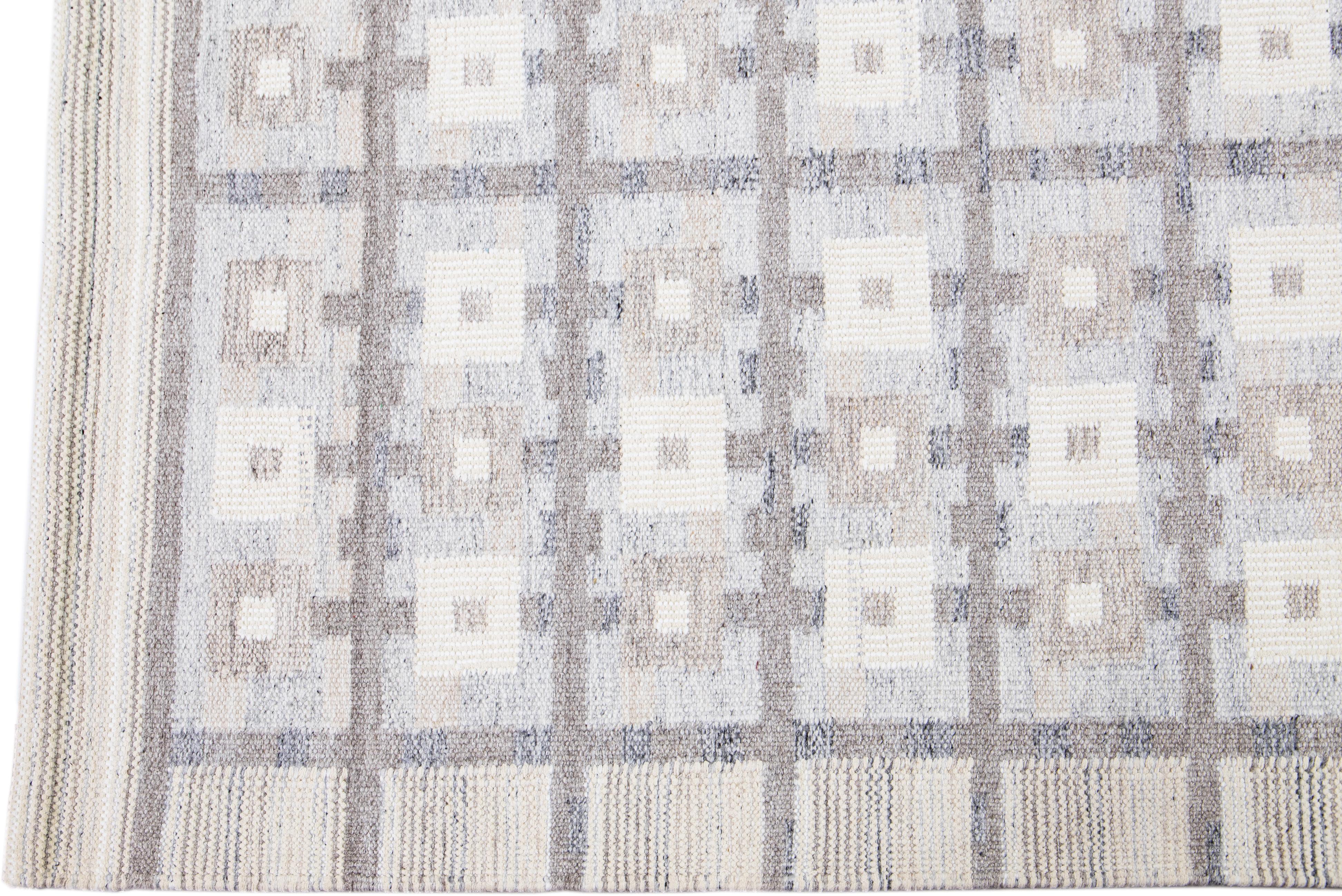 Indian Modern Scandinavian Handmade Light Gray Wool Rug with Geometric Pattern For Sale
