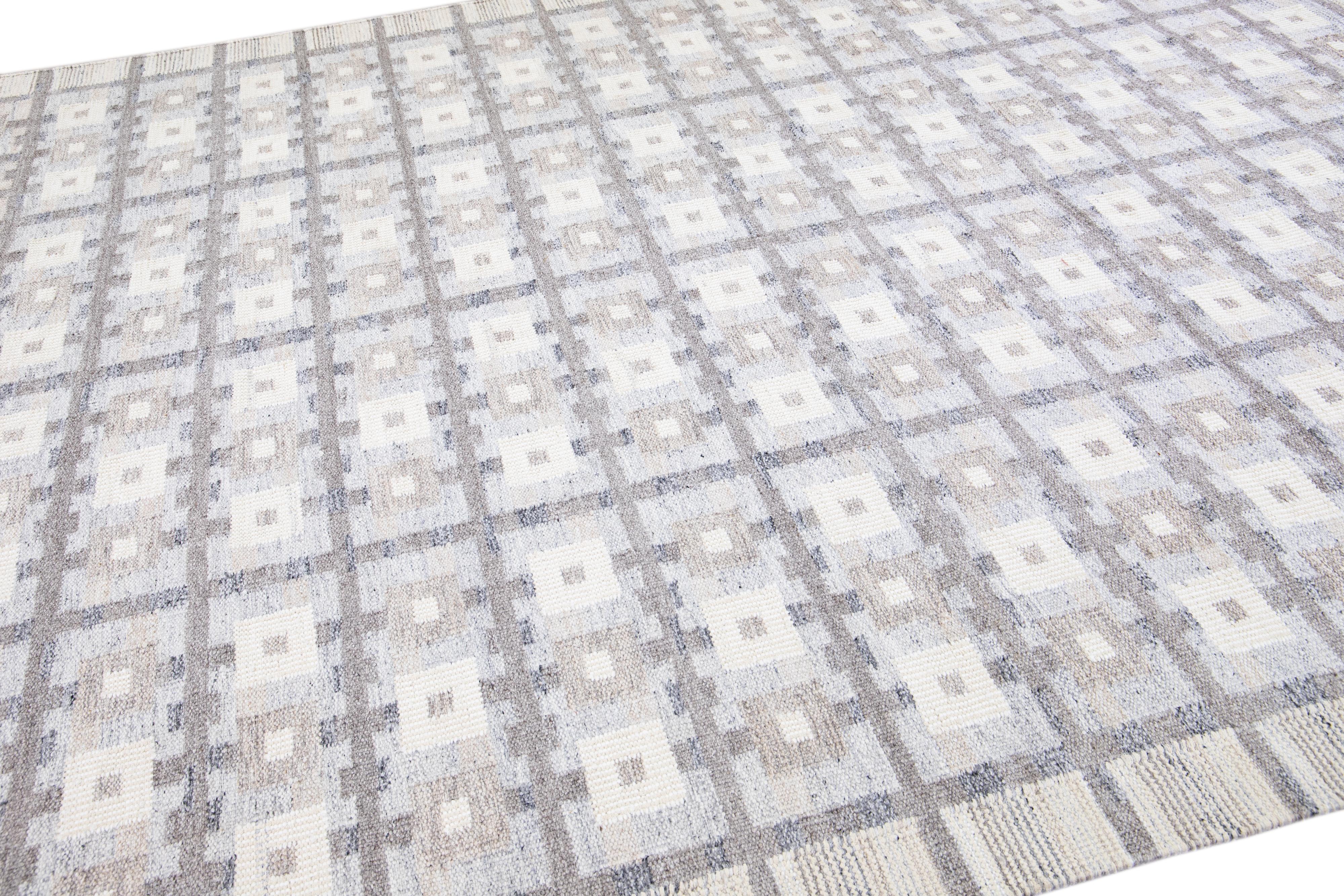 Modern Scandinavian Handmade Light Gray Wool Rug with Geometric Pattern For Sale 1