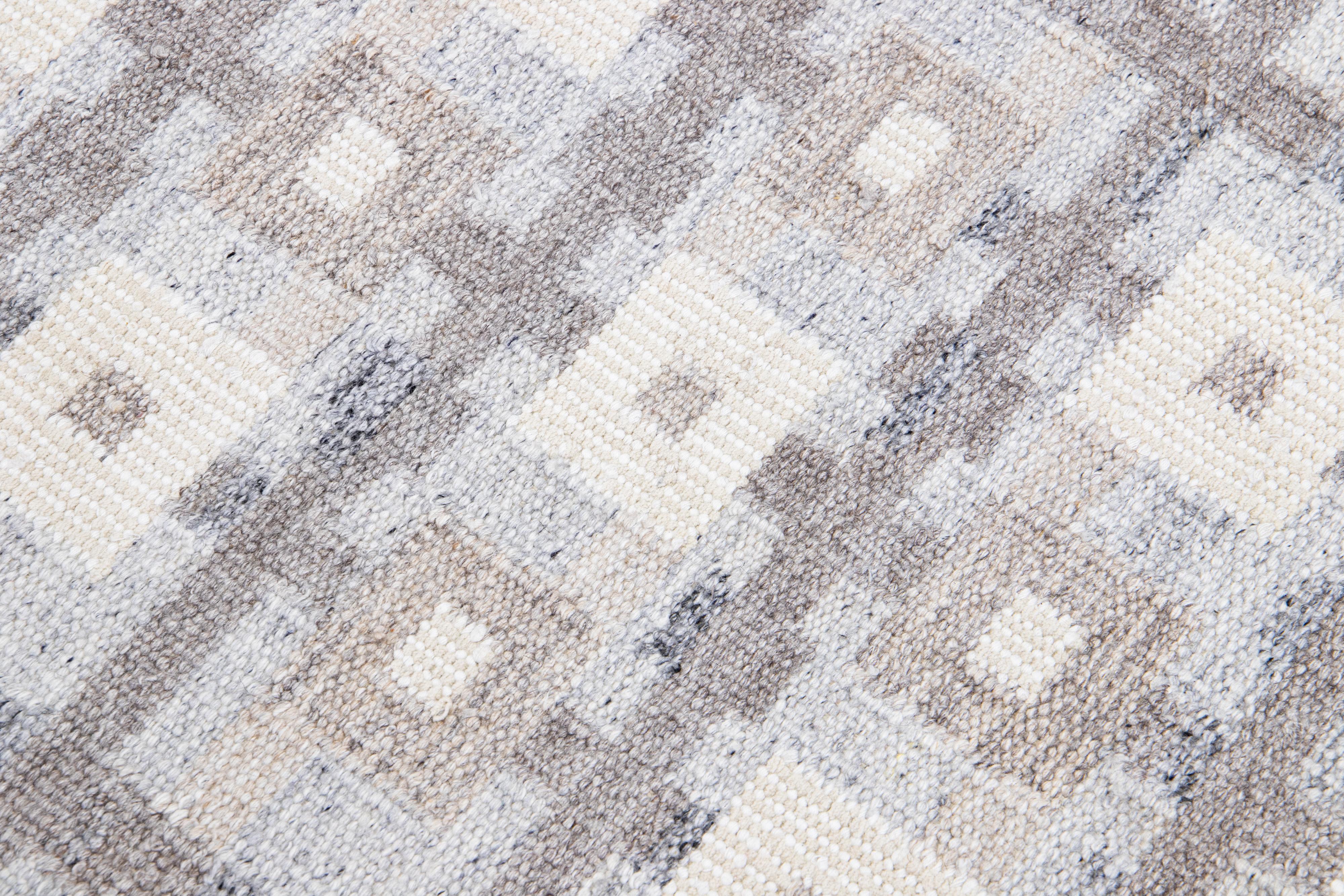 Modern Scandinavian Handmade Light Gray Wool Rug with Geometric Pattern For Sale 2