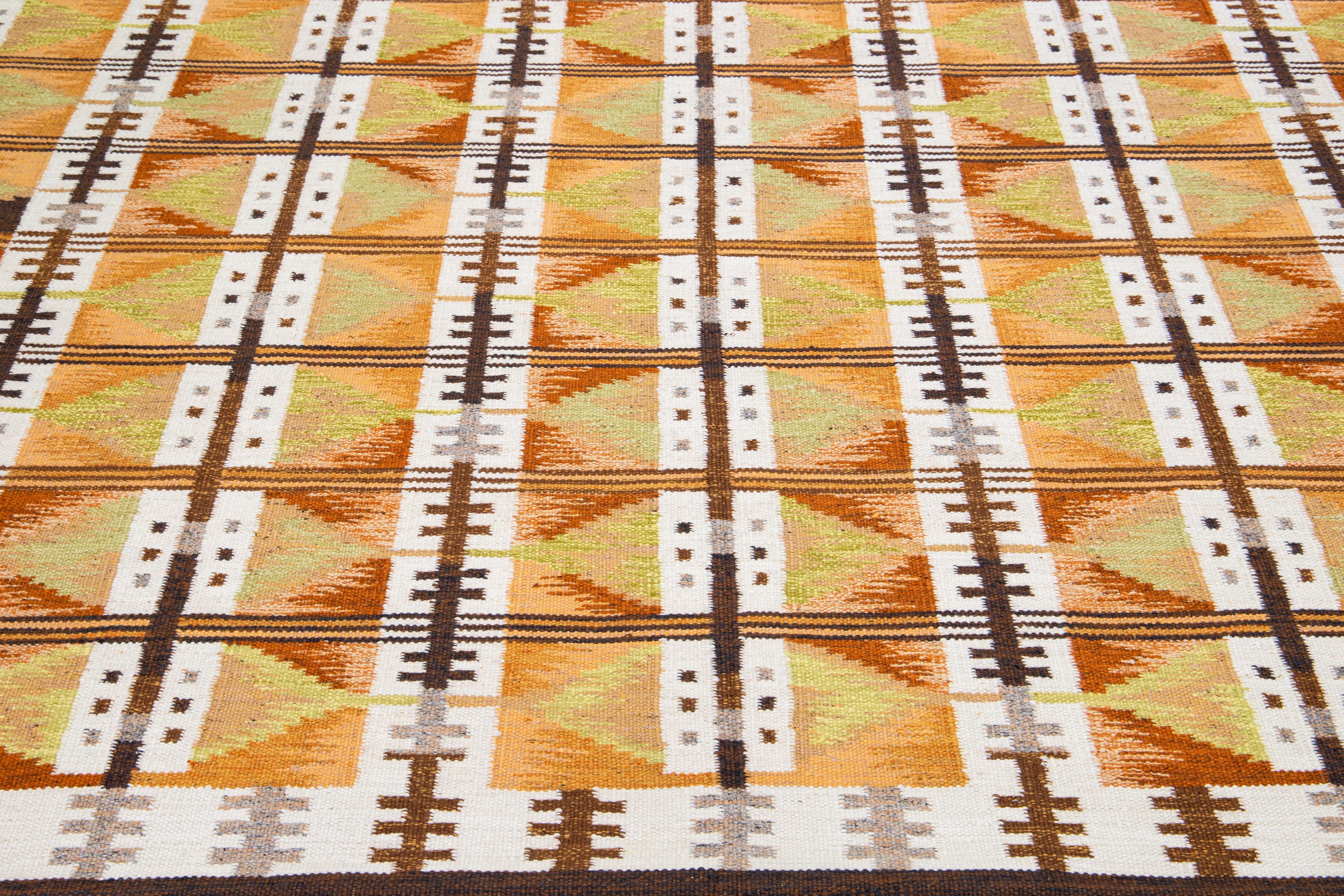 Moderner skandinavischer handgefertigter Wollteppich mit geometrischem Allover-Motiv im Zustand „Neu“ im Angebot in Norwalk, CT