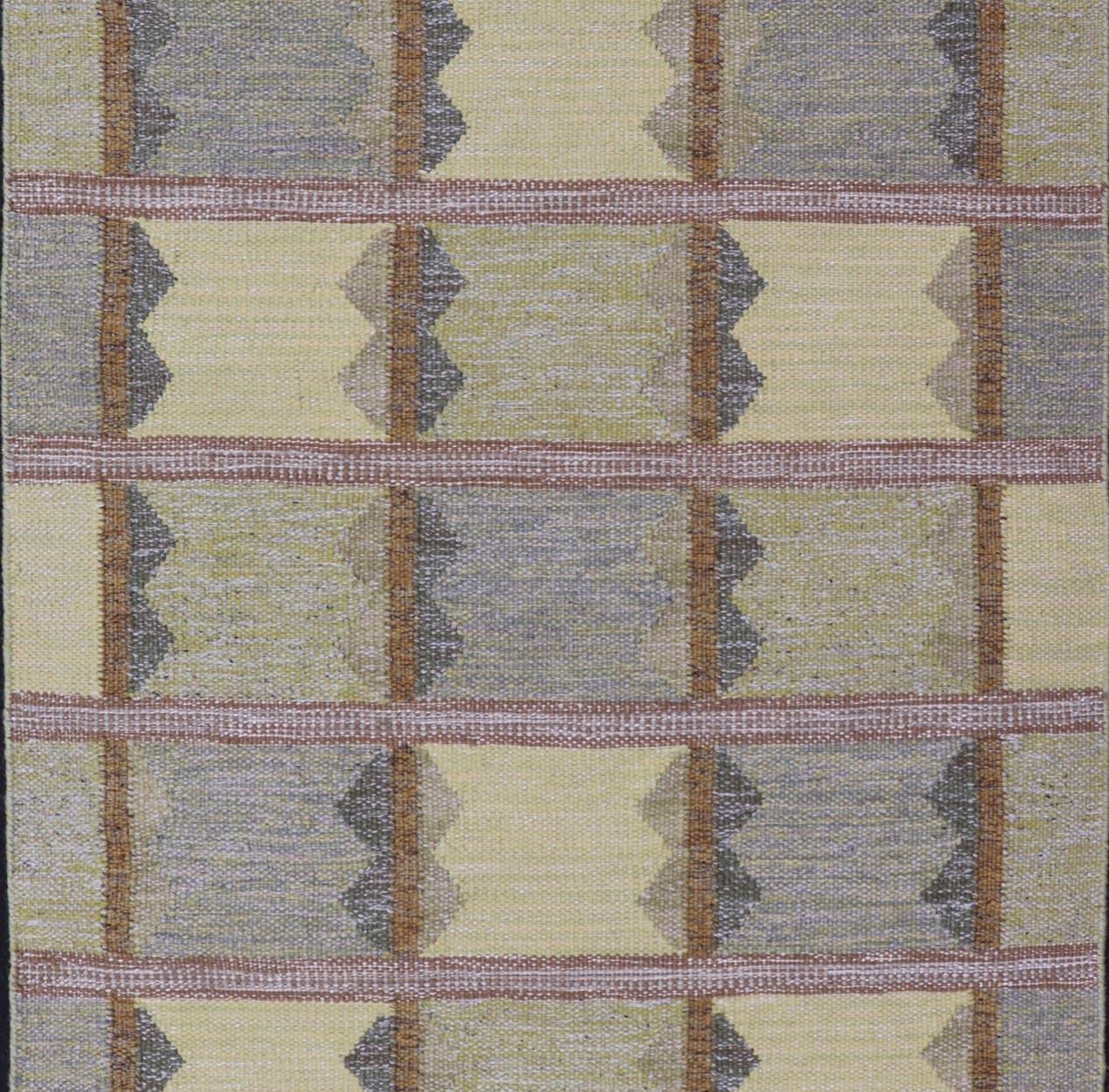 Maße: 3'10 x 6'6
The Modern Scandinavian Rug mit geometrischen Mustern in weichem Gelb 3'10 x 6'6. 
Keivan Woven Arts / Teppich/ RJK-12006, Herkunftsland / Art: Indien / Skandinavischer Kelim, ca. 21. Jahrhundert. 
Dieser skandinavische
