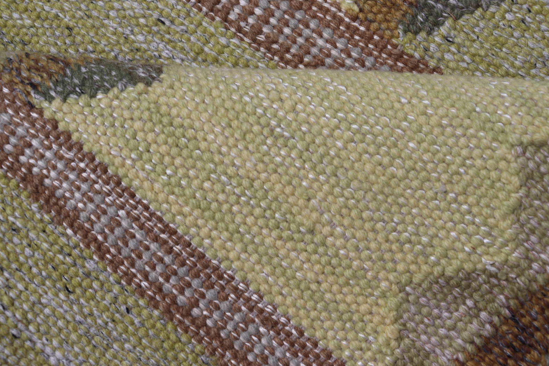 Moderner skandinavischer Teppich mit geometrischen Mustern in weichem Gelb 3'10 x 6'6 (Handgewebt) im Angebot