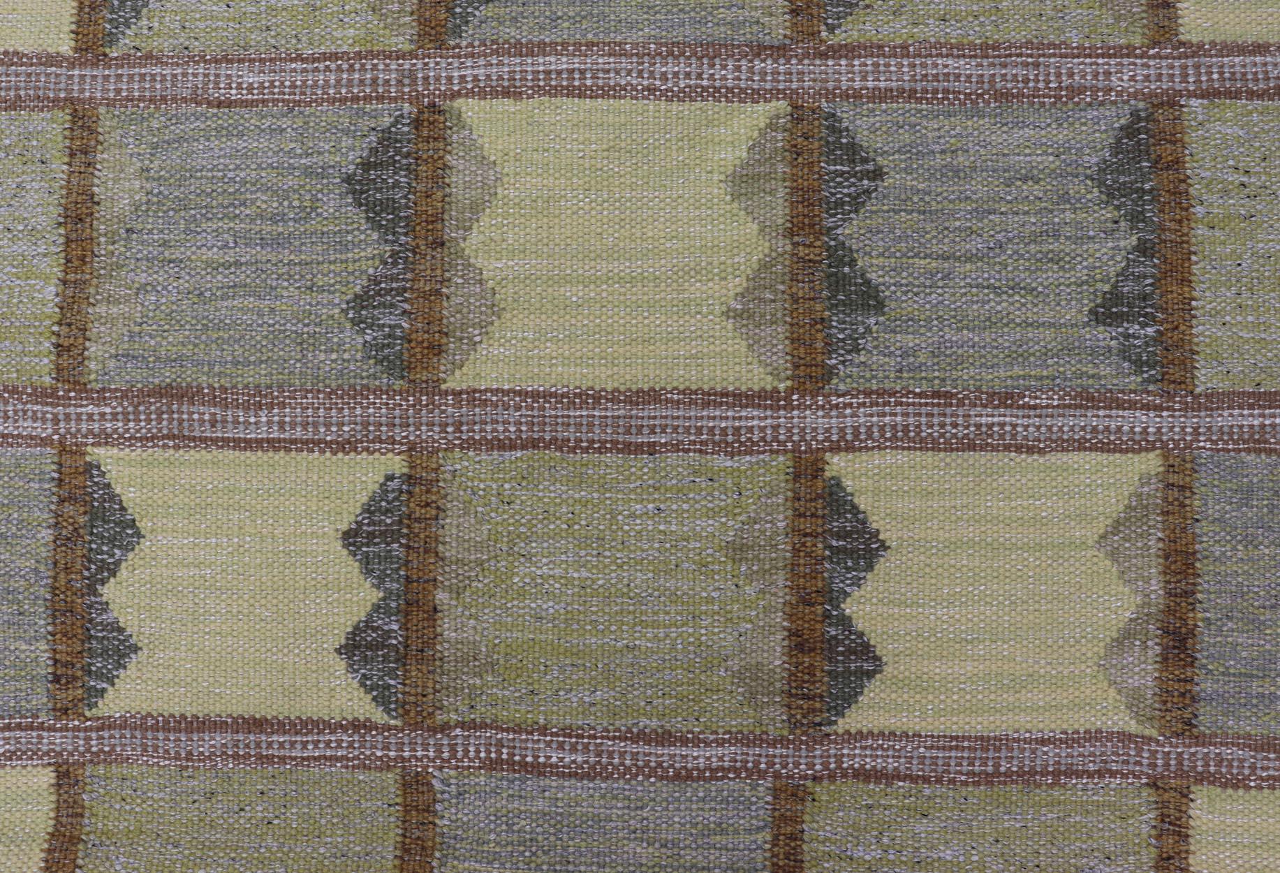 Moderner skandinavischer Teppich mit geometrischen Mustern in weichem Gelb 3'10 x 6'6 (21. Jahrhundert und zeitgenössisch) im Angebot