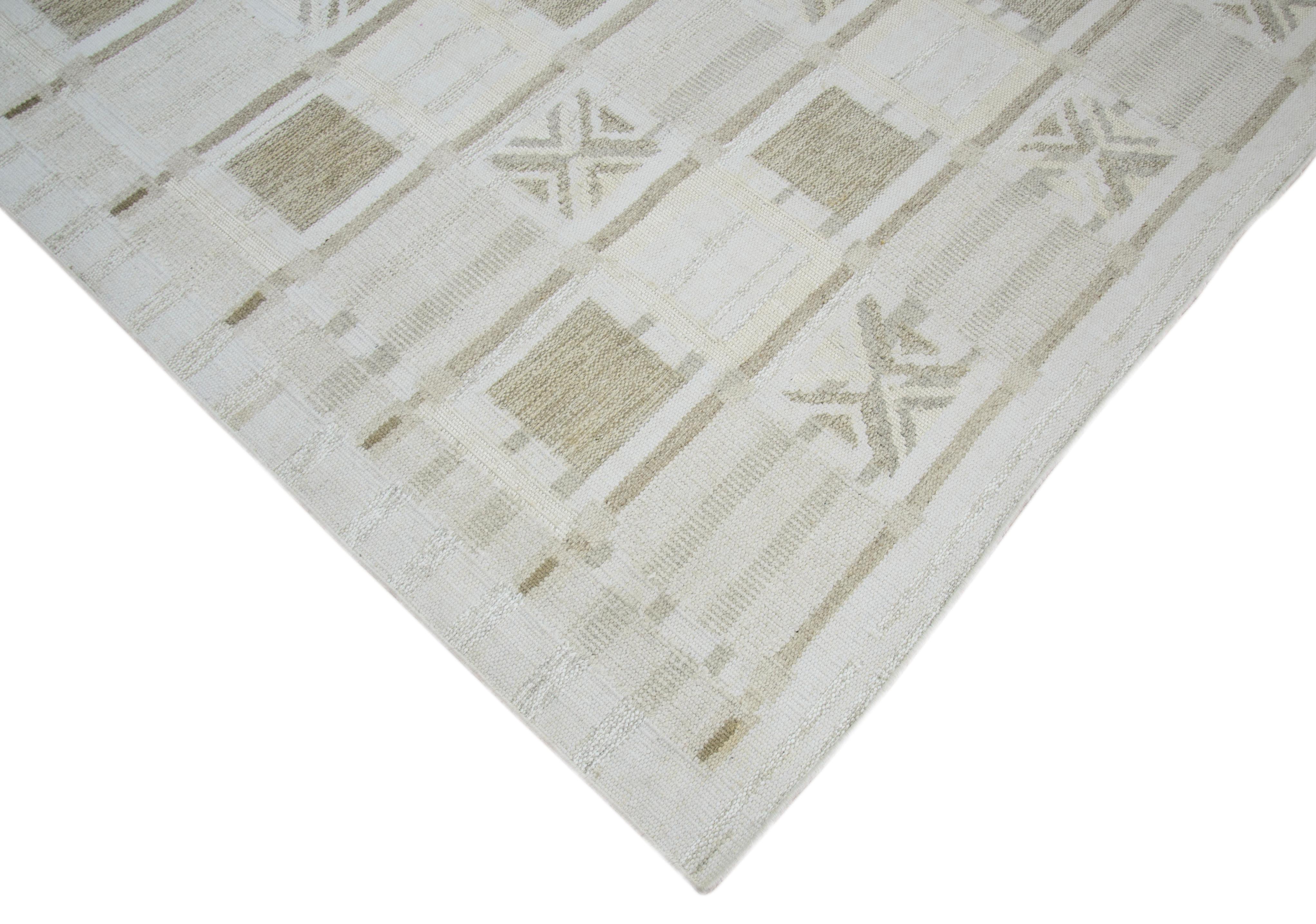 Moderner Flächenteppich im skandinavischen Design, handgewebt aus feiner Wolle und organischen Farbstoffen. Es zeigt ein exquisites weißes Feld mit Schachbrettmustern in Grau und Elfenbein, die an ein Schachbrettmuster erinnern. Dieses Stück wird in