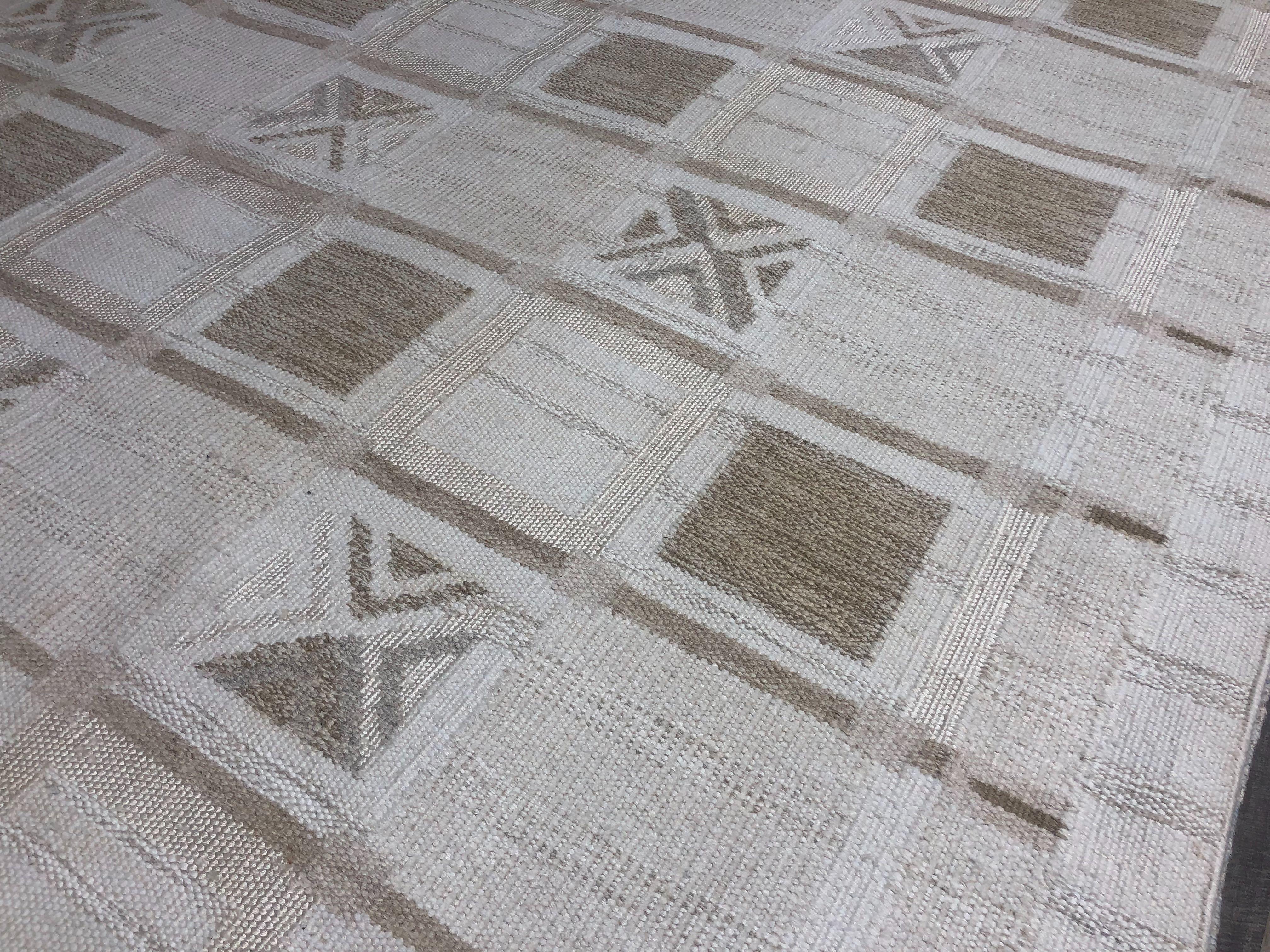 Moderner moderner skandinavischer Teppich mit elfenbeinfarbenen und grauen „Schachbrett“-Mustern (Indisch) im Angebot