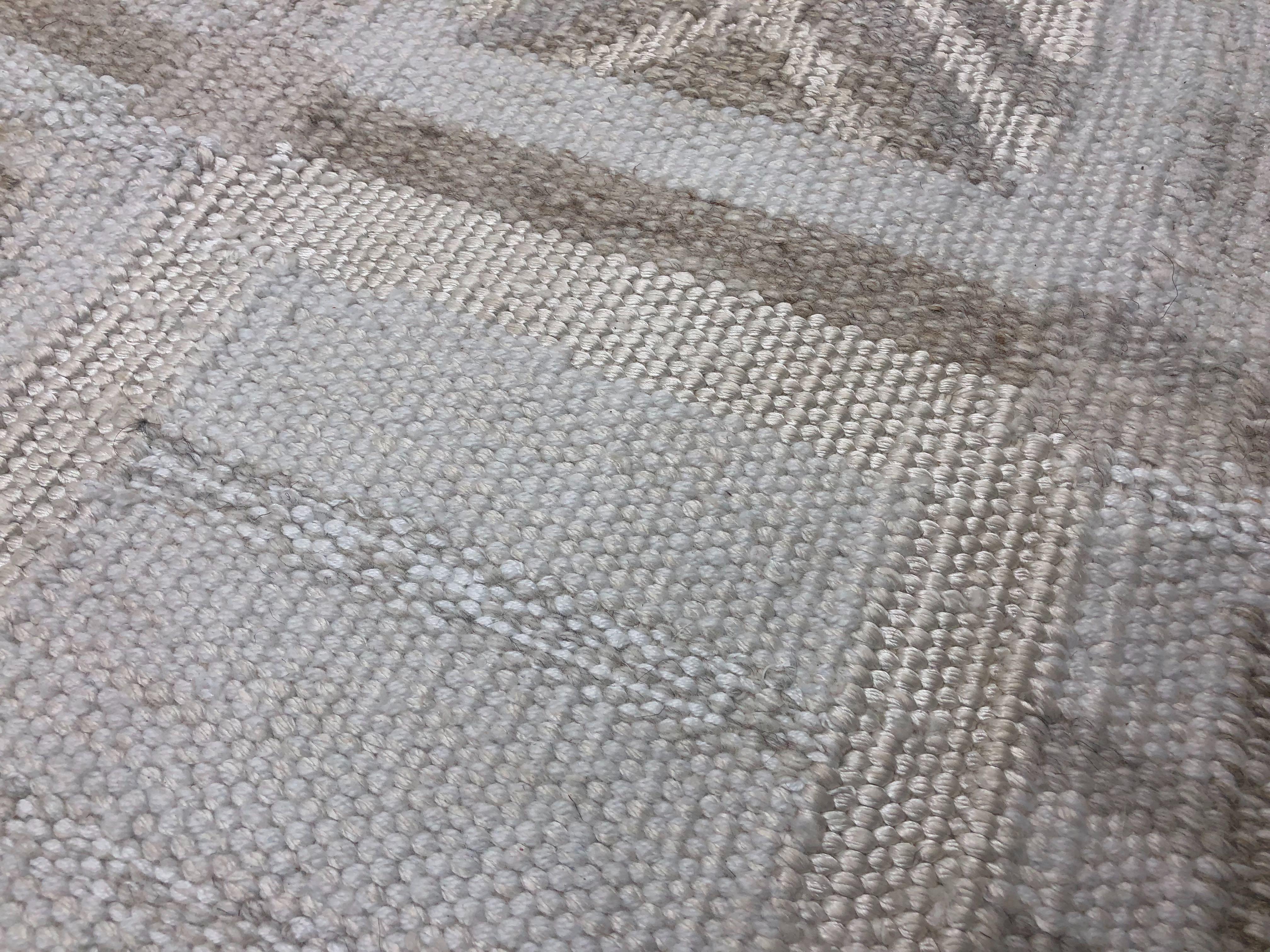 Moderner moderner skandinavischer Teppich mit elfenbeinfarbenen und grauen „Schachbrett“-Mustern (Handgewebt) im Angebot