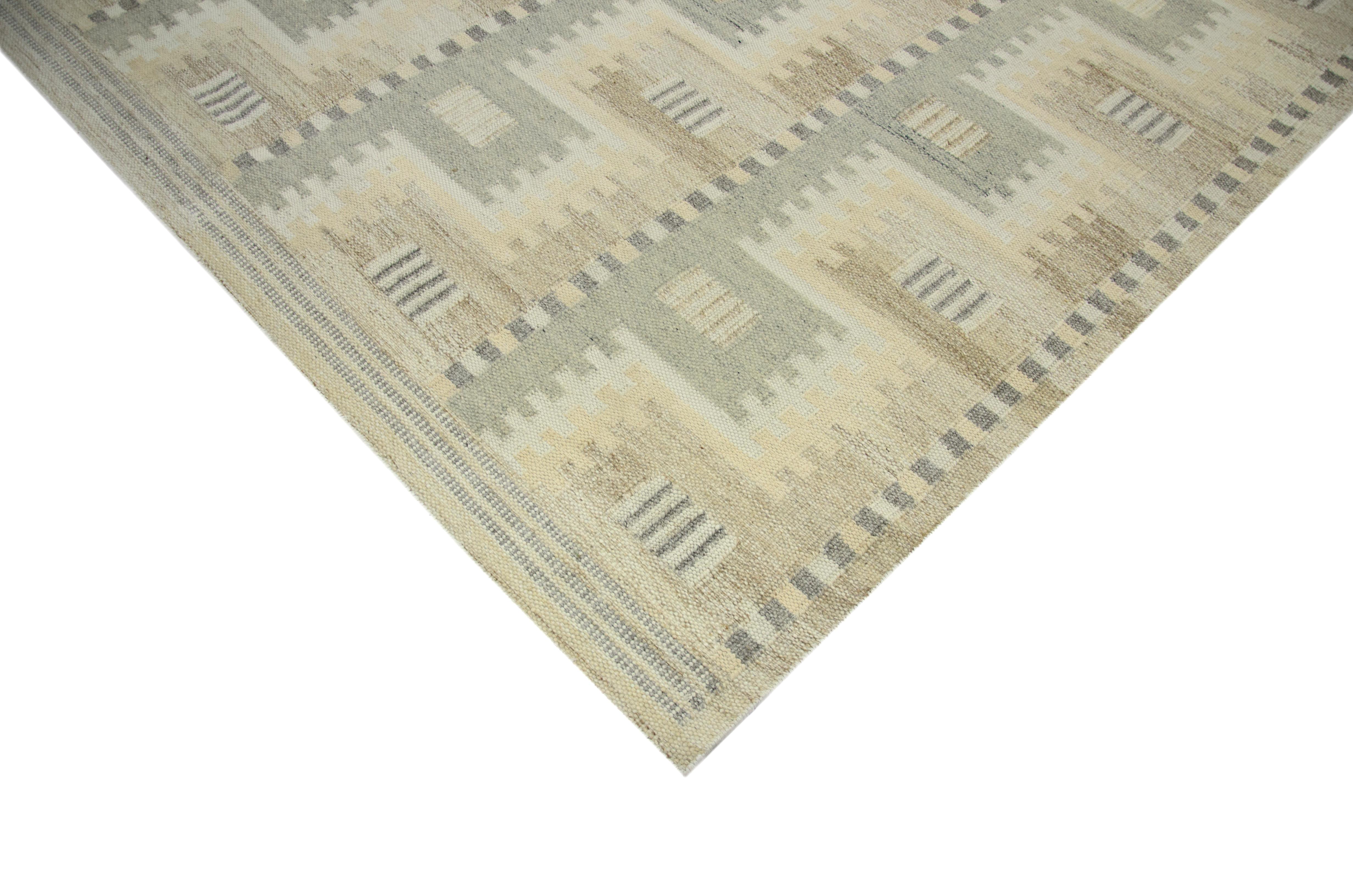 Ce tapis moderne est tissé à la main dans un design Scandinavian à l'aide de laine fine et de teintures organiques. Il présente un champ ivoire exquis avec des motifs géométriques gris et bruns. Cette pièce sera certainement fabuleuse dans les