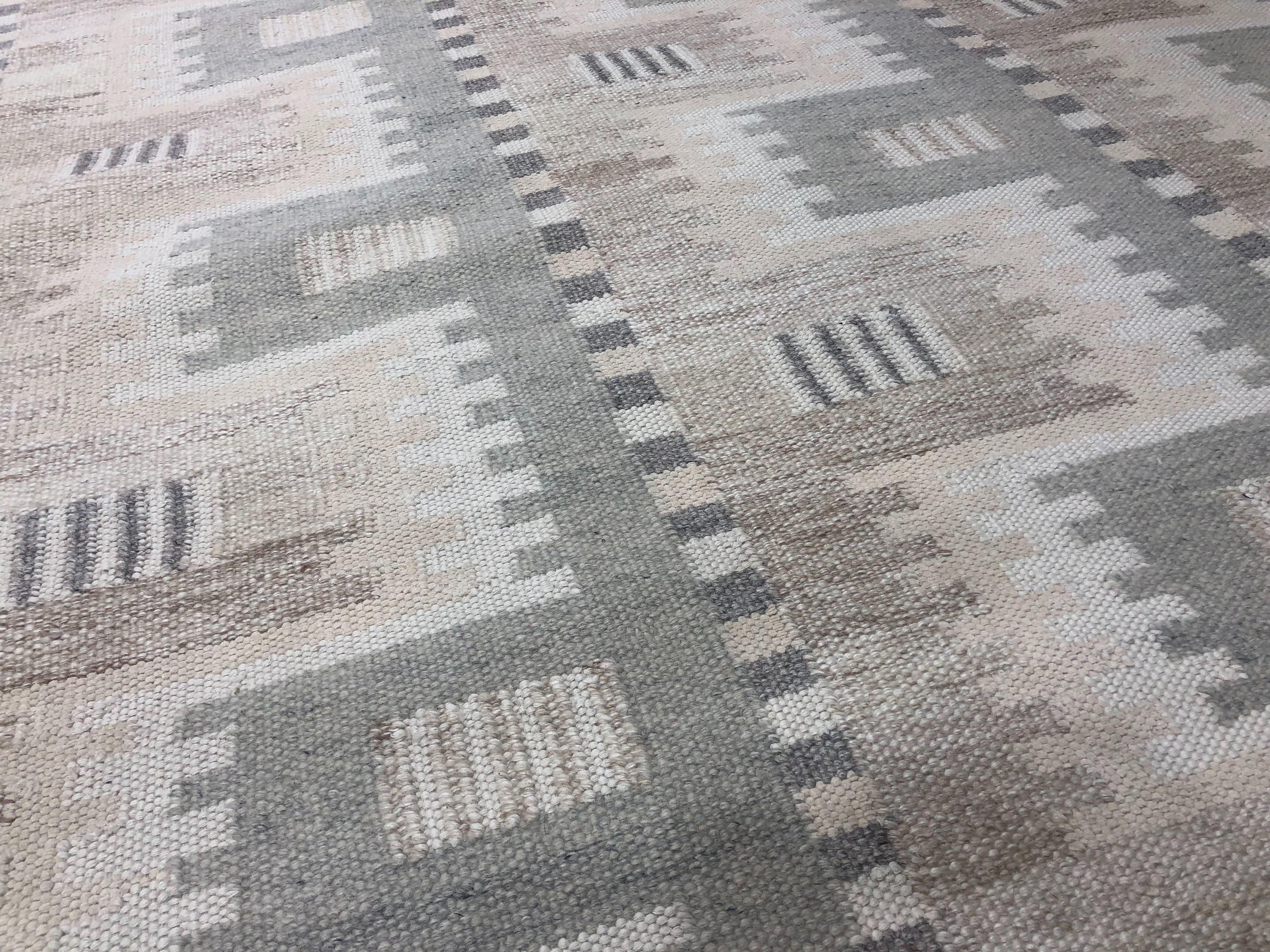 Moderner skandinavischer Teppich mit elfenbeinfarbenen und grauen geometrischen Mustern (Indisch) im Angebot