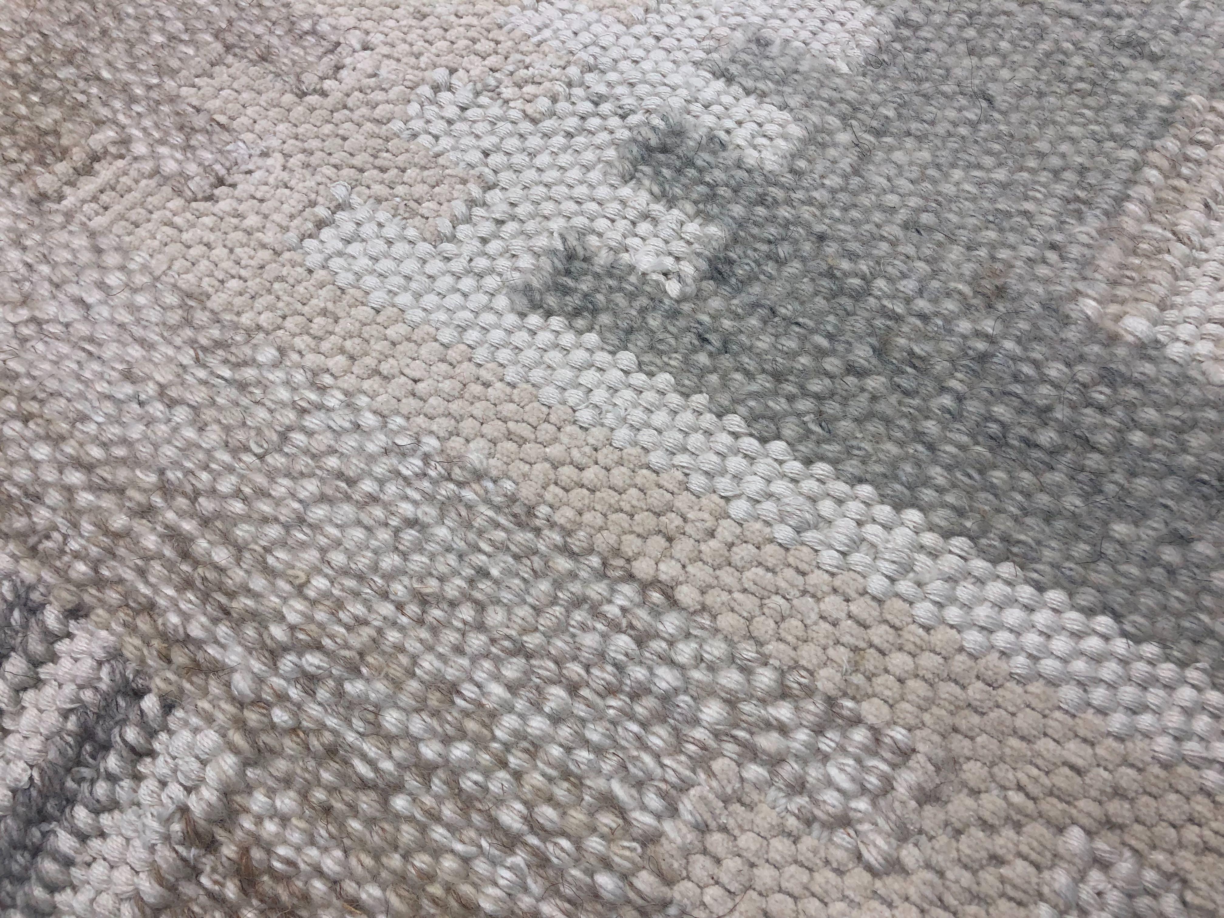 Moderner skandinavischer Teppich mit elfenbeinfarbenen und grauen geometrischen Mustern (Handgewebt) im Angebot