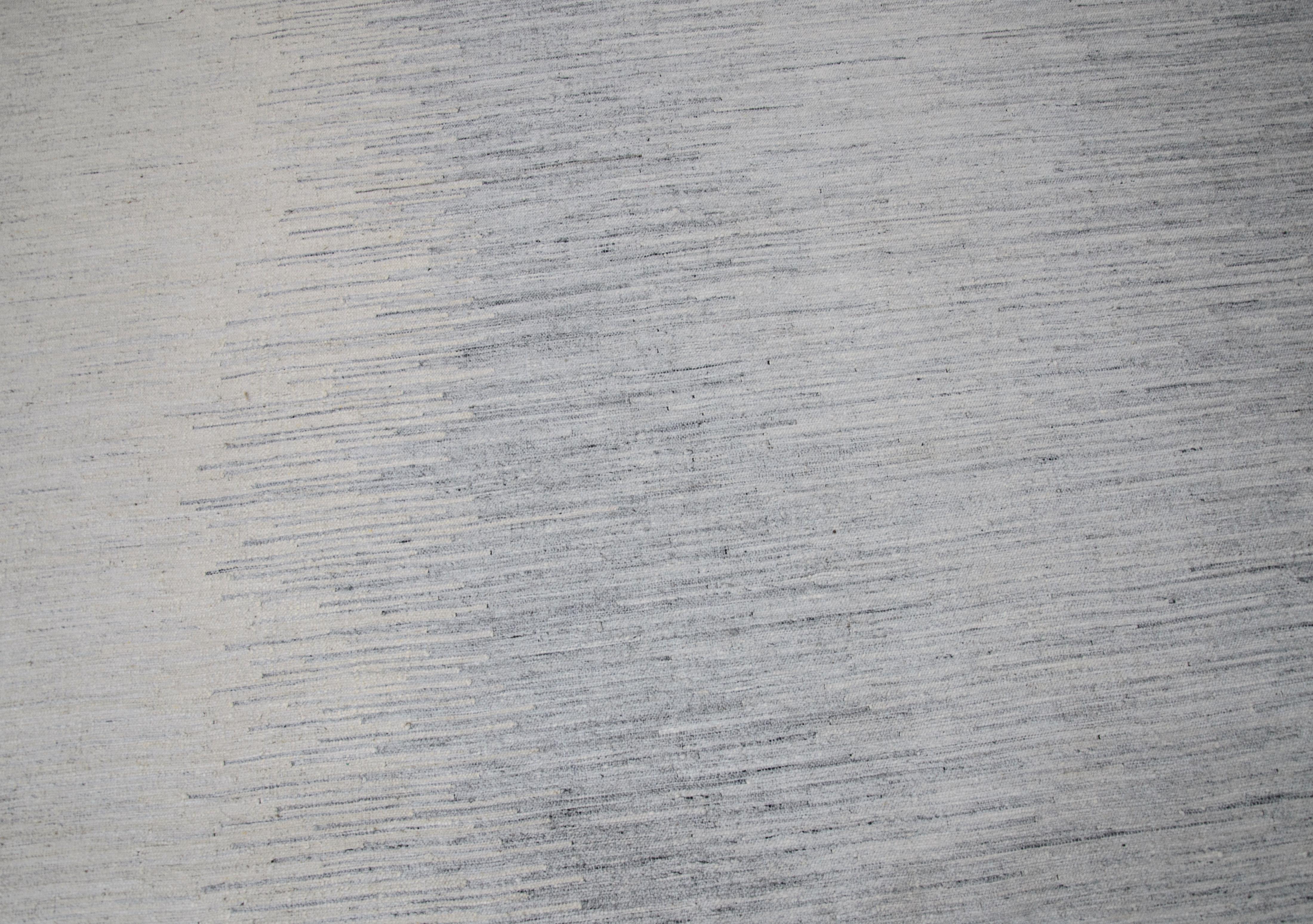 Moderner skandinavischer Teppich der Moderne mit Seismograph Wave-Muster in Grau über Elfenbein (Indisch) im Angebot