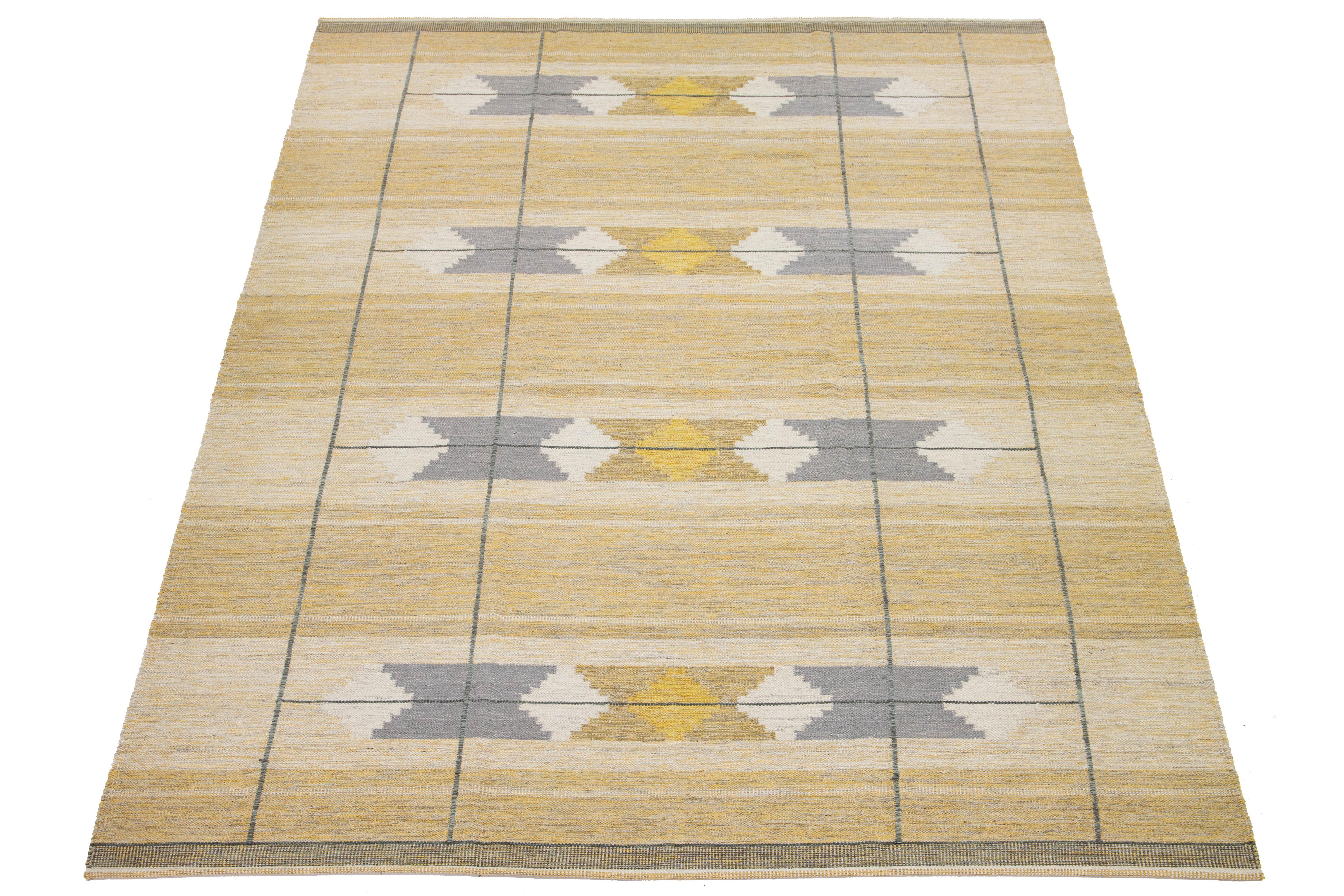 Prova il fascino di questo tappeto in stile svedese di squisita fattura, annodato a mano con cura in lana di prima qualità. La sua sofisticata palette di colori mescola perfettamente le morbide tonalità del beige e del grigio, mentre i vivaci