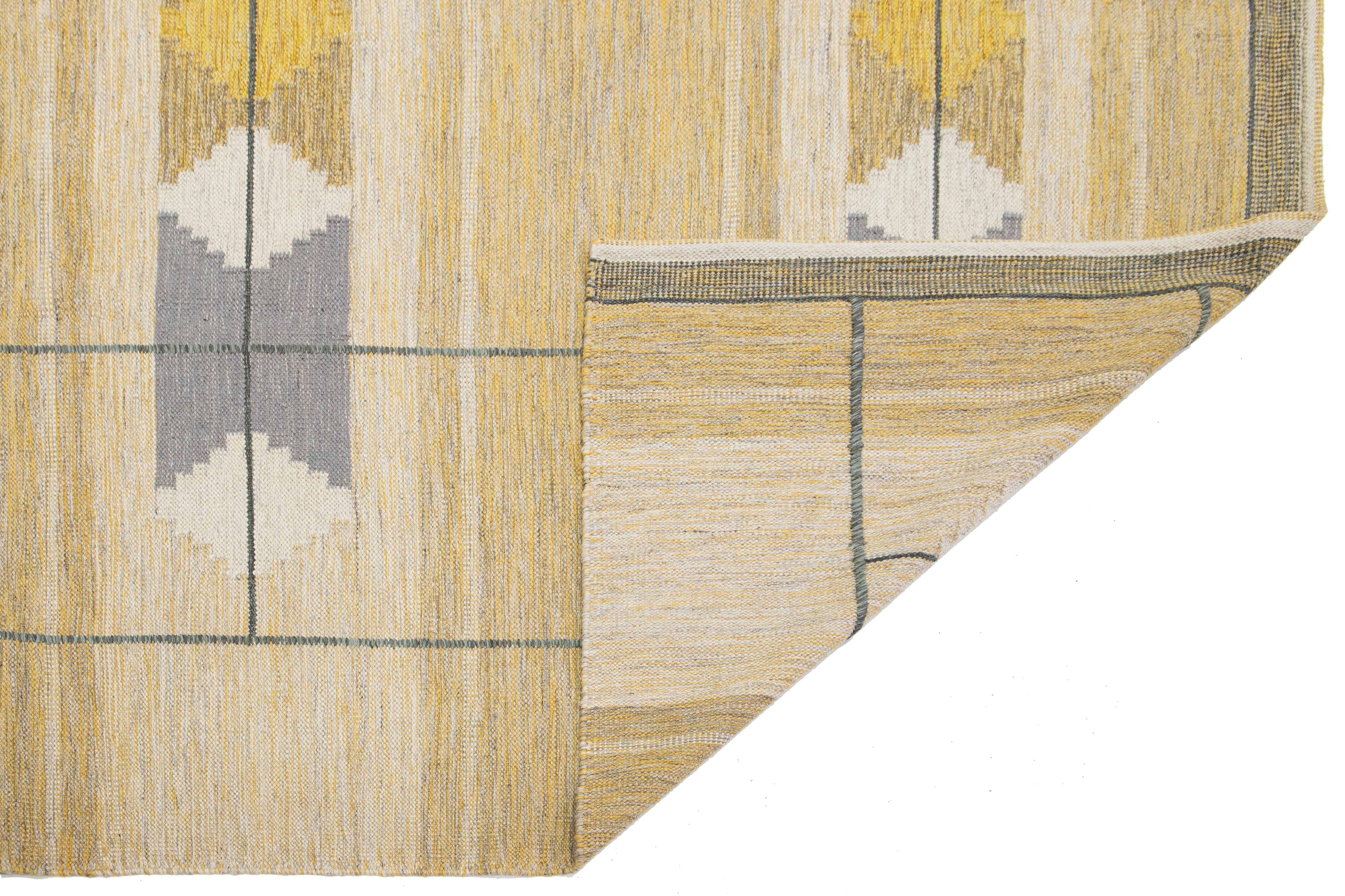 Scandinavo moderno Tappeto in lana beige a trama piatta in stile scandinavo moderno con disegno geometrico in vendita