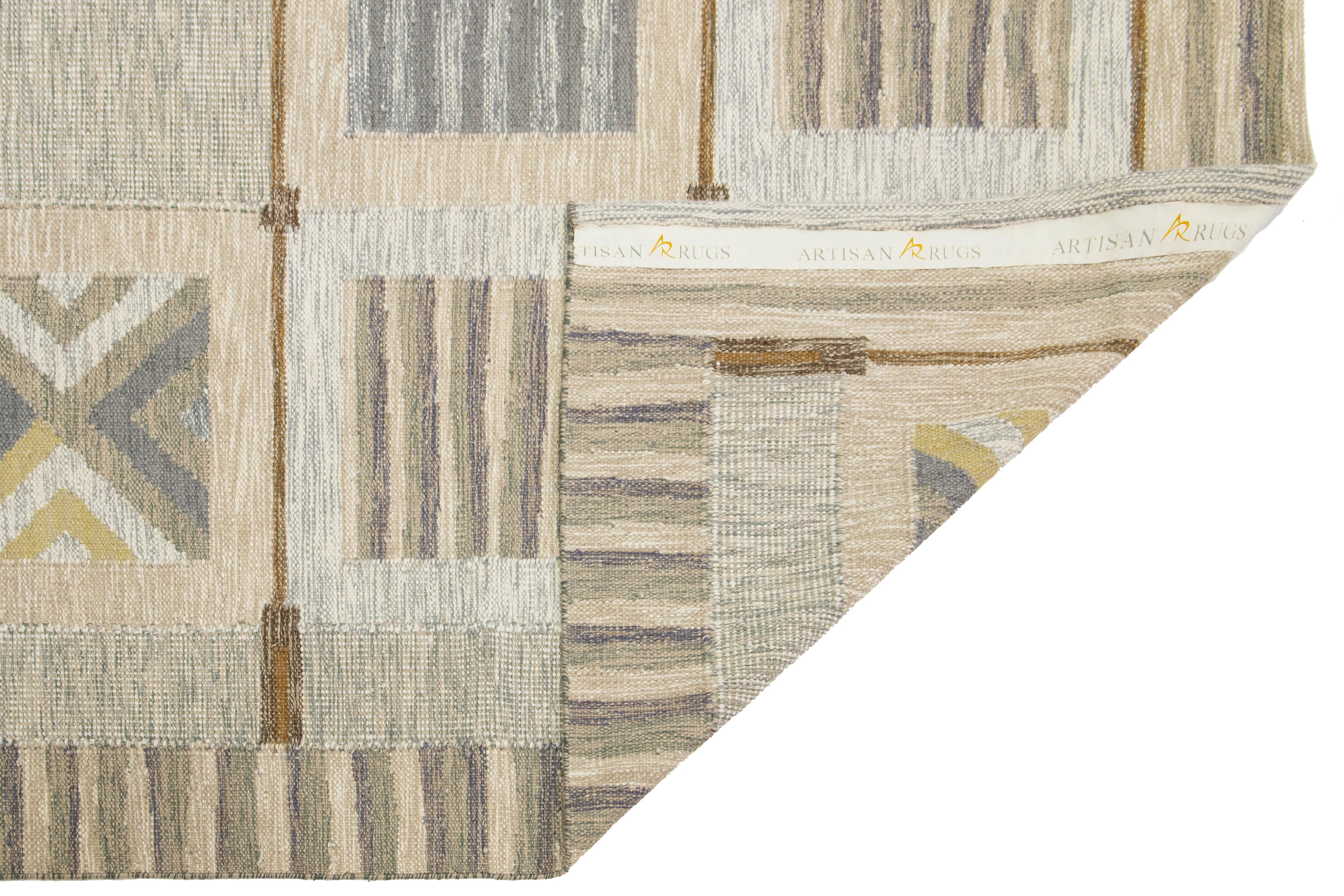 Scandinave moderne The Modern Scandinavian Style Tapis en laine à armure plate  En beige avec motif géométrique en vente