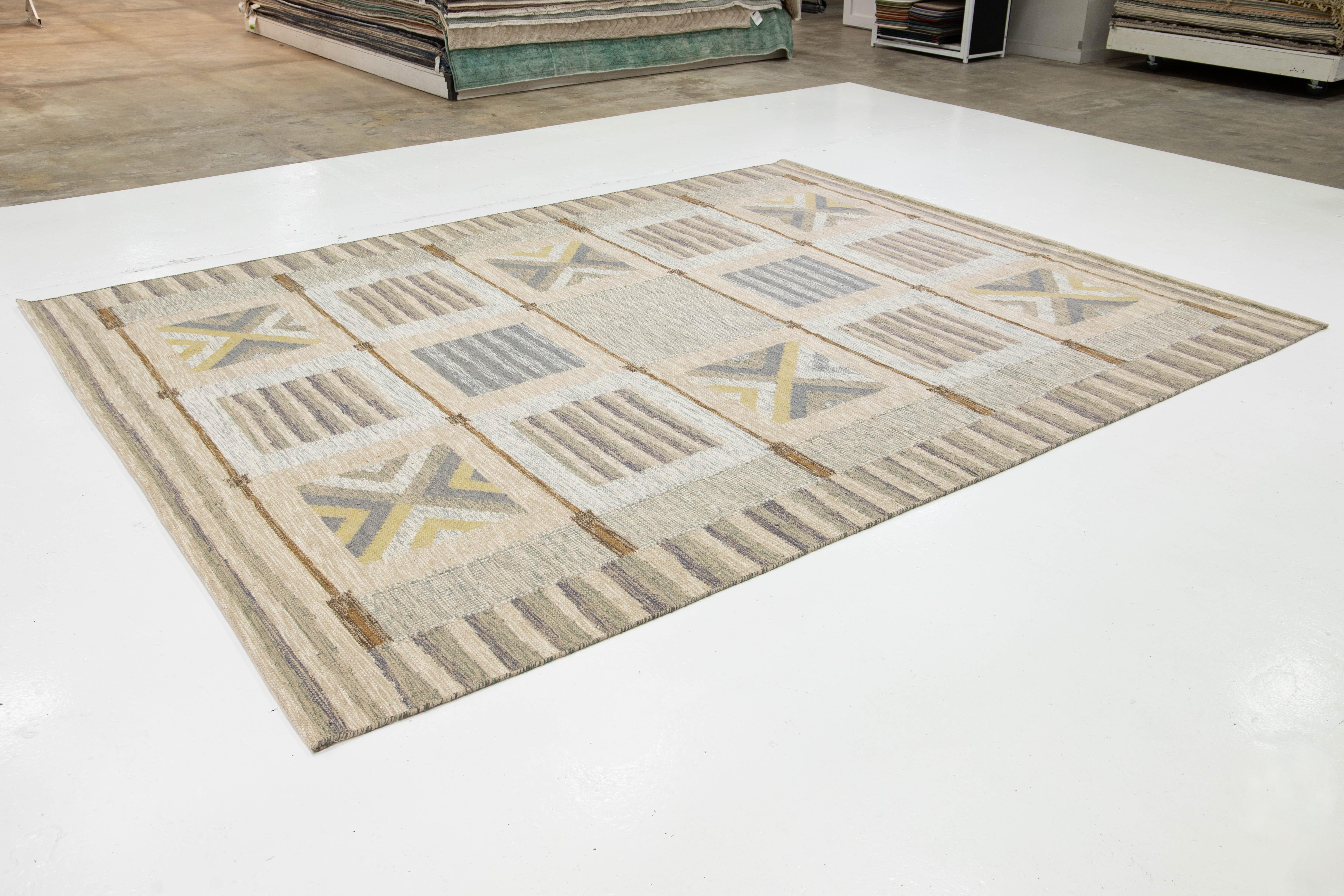 Indien The Modern Scandinavian Style Tapis en laine à armure plate  En beige avec motif géométrique en vente