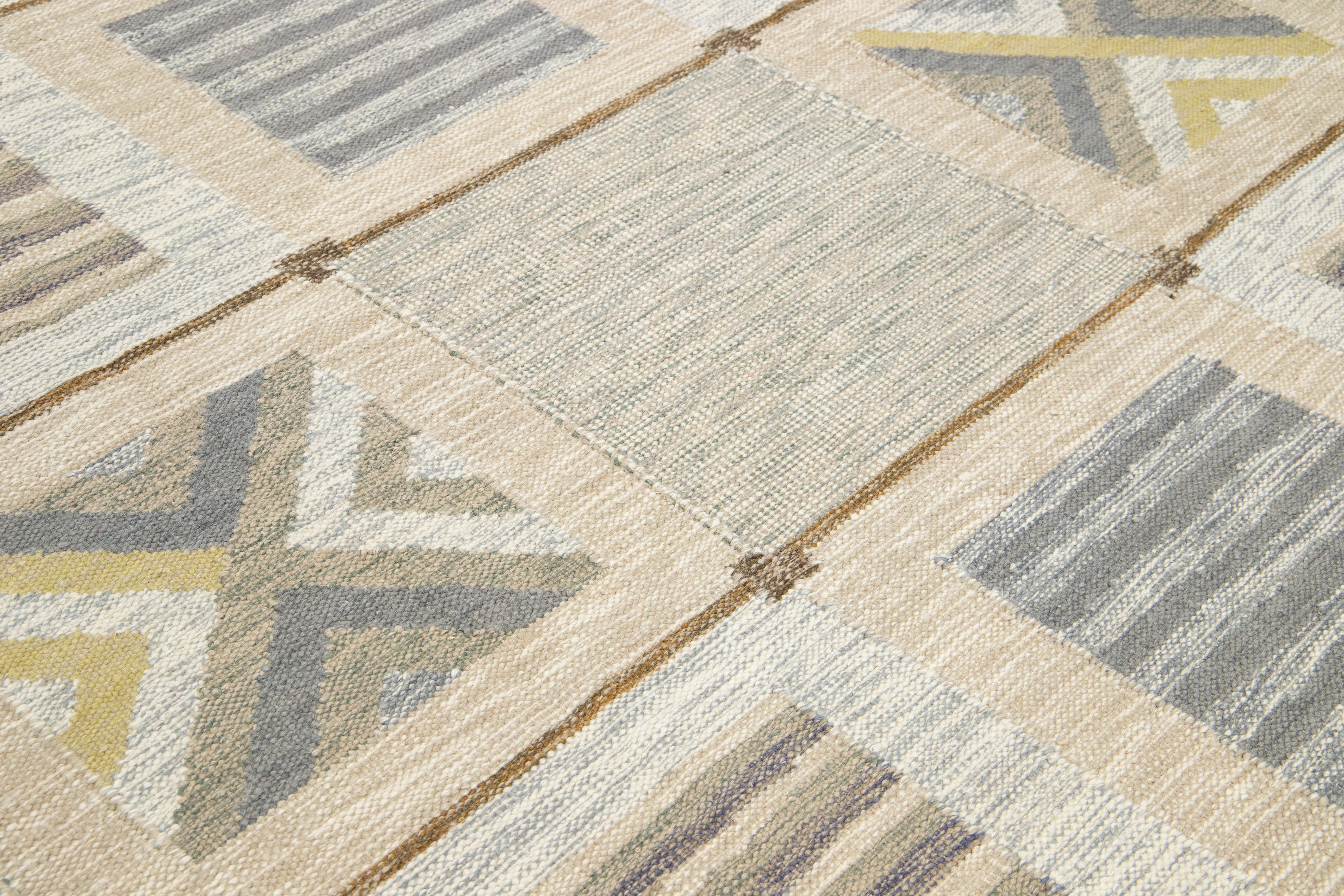 Noué à la main The Modern Scandinavian Style Tapis en laine à armure plate  En beige avec motif géométrique en vente