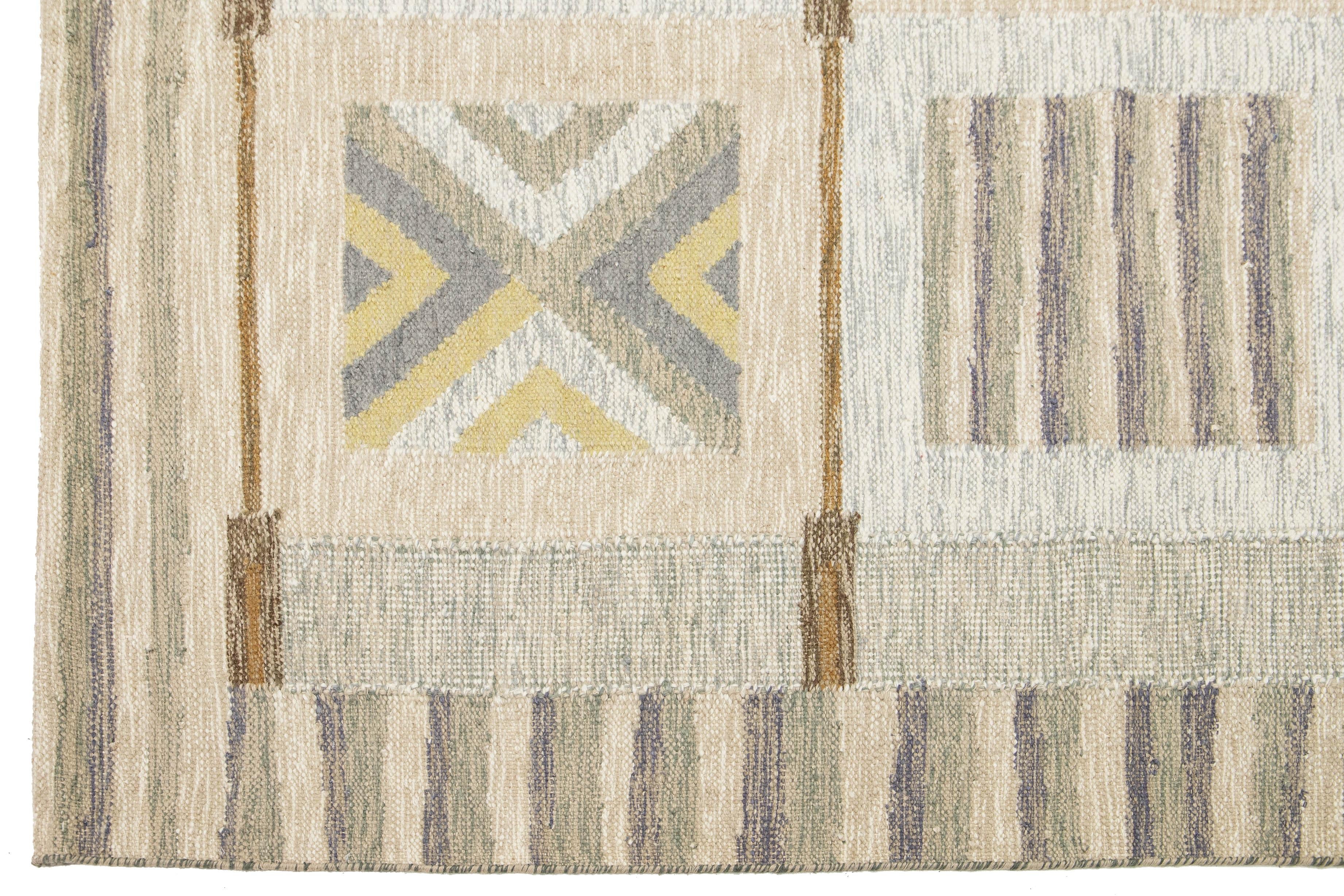 XXIe siècle et contemporain The Modern Scandinavian Style Tapis en laine à armure plate  En beige avec motif géométrique en vente
