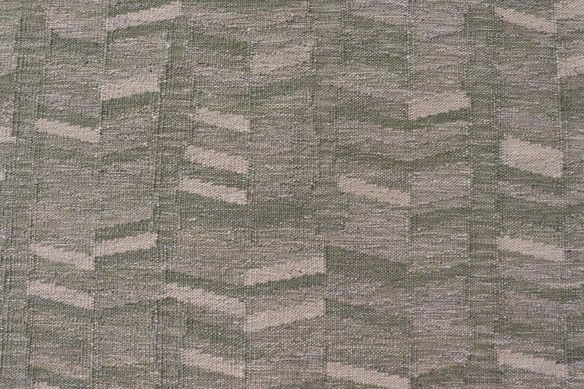 Moderner skandinavischer/schweizer Flachgewebe-Teppich im geometrischen Design in Grüntönen in Grüntönen (Indisch) im Angebot