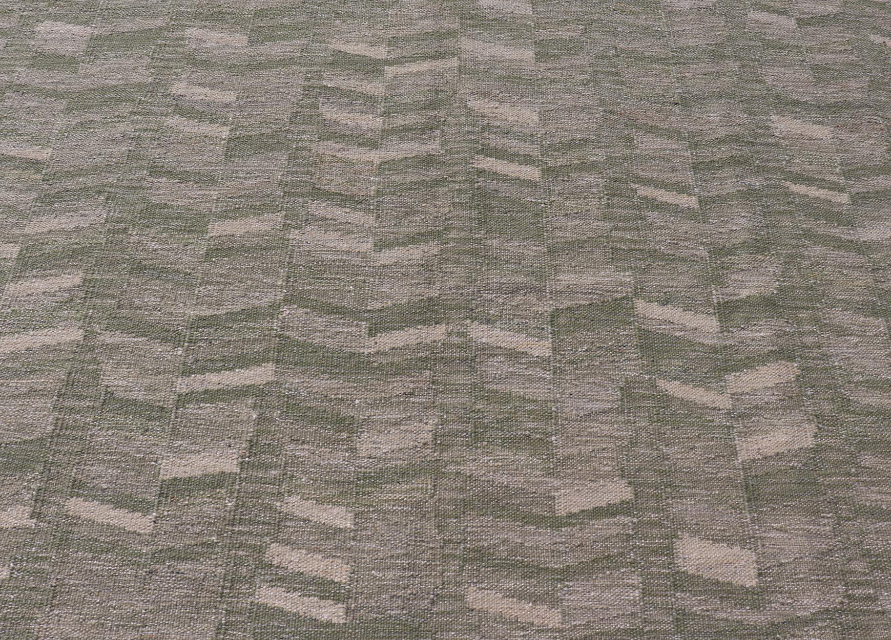 Moderner skandinavischer/schweizer Flachgewebe-Teppich im geometrischen Design in Grüntönen in Grüntönen (21. Jahrhundert und zeitgenössisch) im Angebot