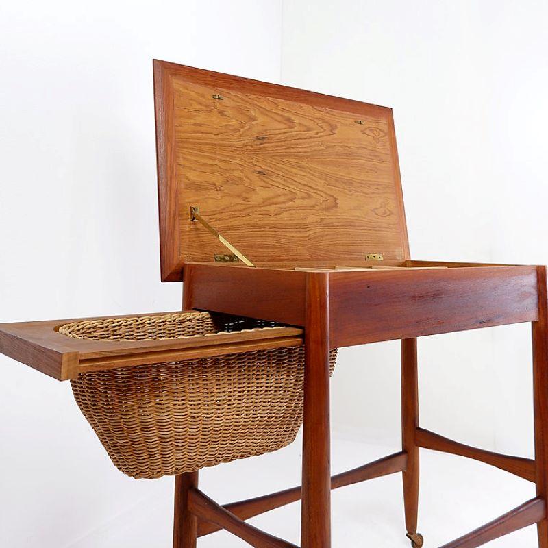 Table d'appoint scandinave en teck avec une boîte à couture en osier par le célèbre designer danois Johannès Andersen