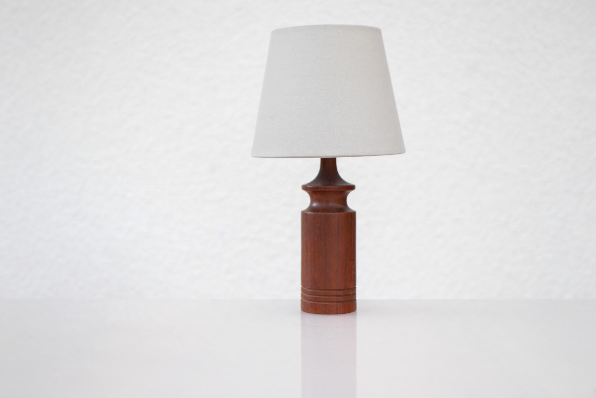 Modern Scandinavian vintage Teak table lamp from Denmark In Good Condition For Sale In Skarpnäck, SE