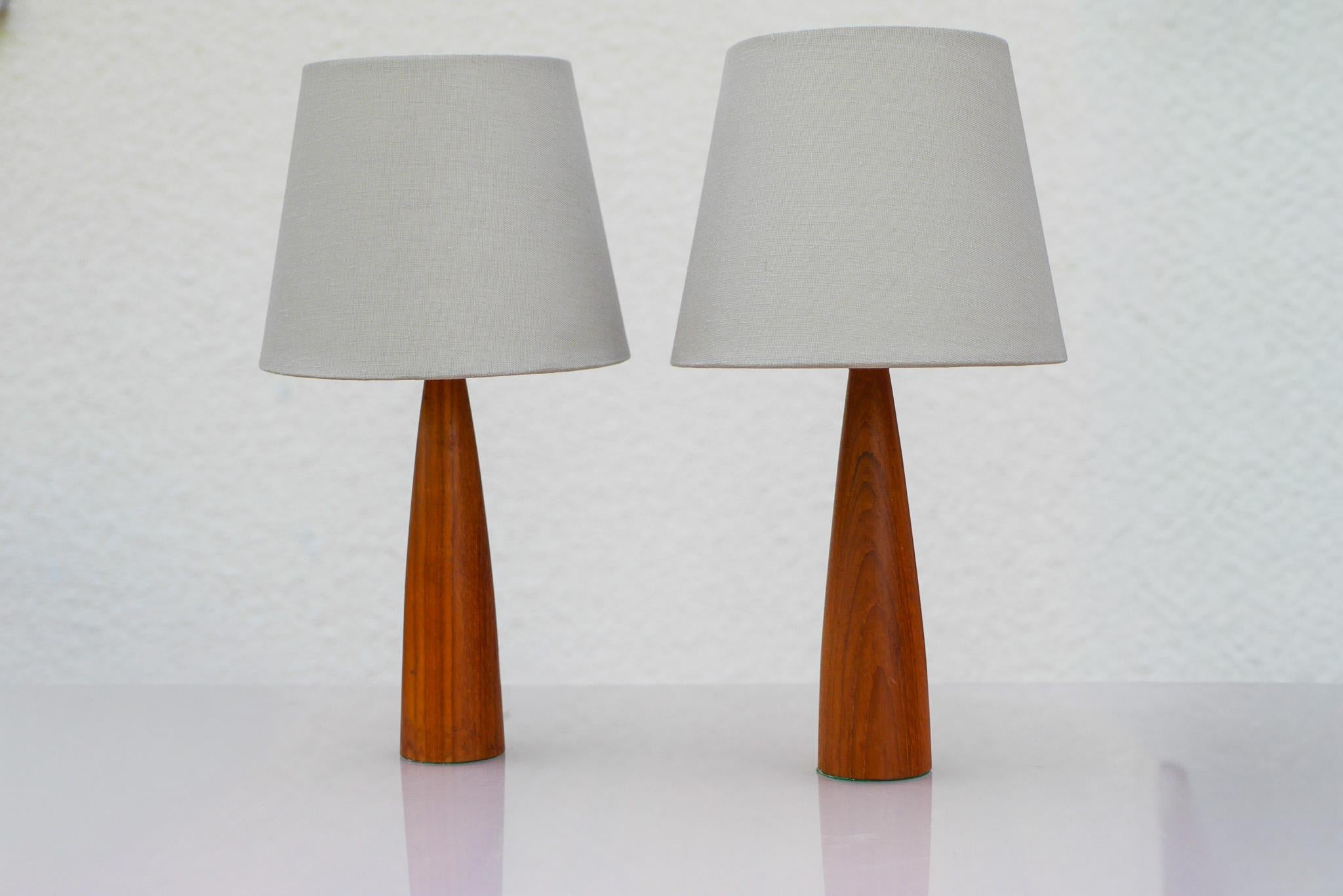 Pareja de lámparas de sobremesa vintage escandinavas de teca de Möllers Armatur, Suecia, años 60

Un par de elegantes y esbeltas lámparas escandinavas de teca de mediados de siglo, fabricadas en la década de 1960 por Möllers Armaturer, Eskilstuna,