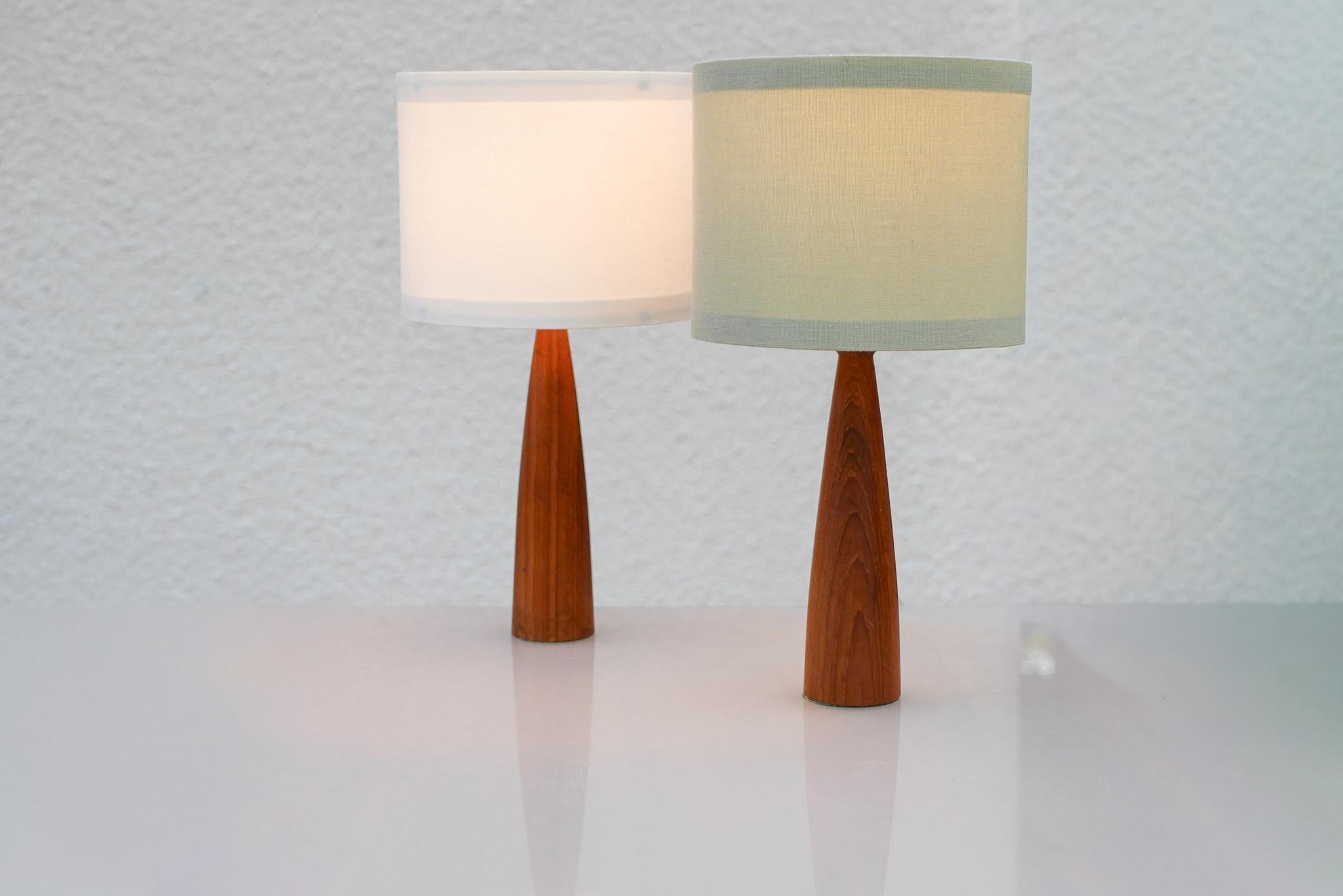 Lámparas de mesa modernas escandinavas vintage de teca de Möllers, Suecia en venta 1