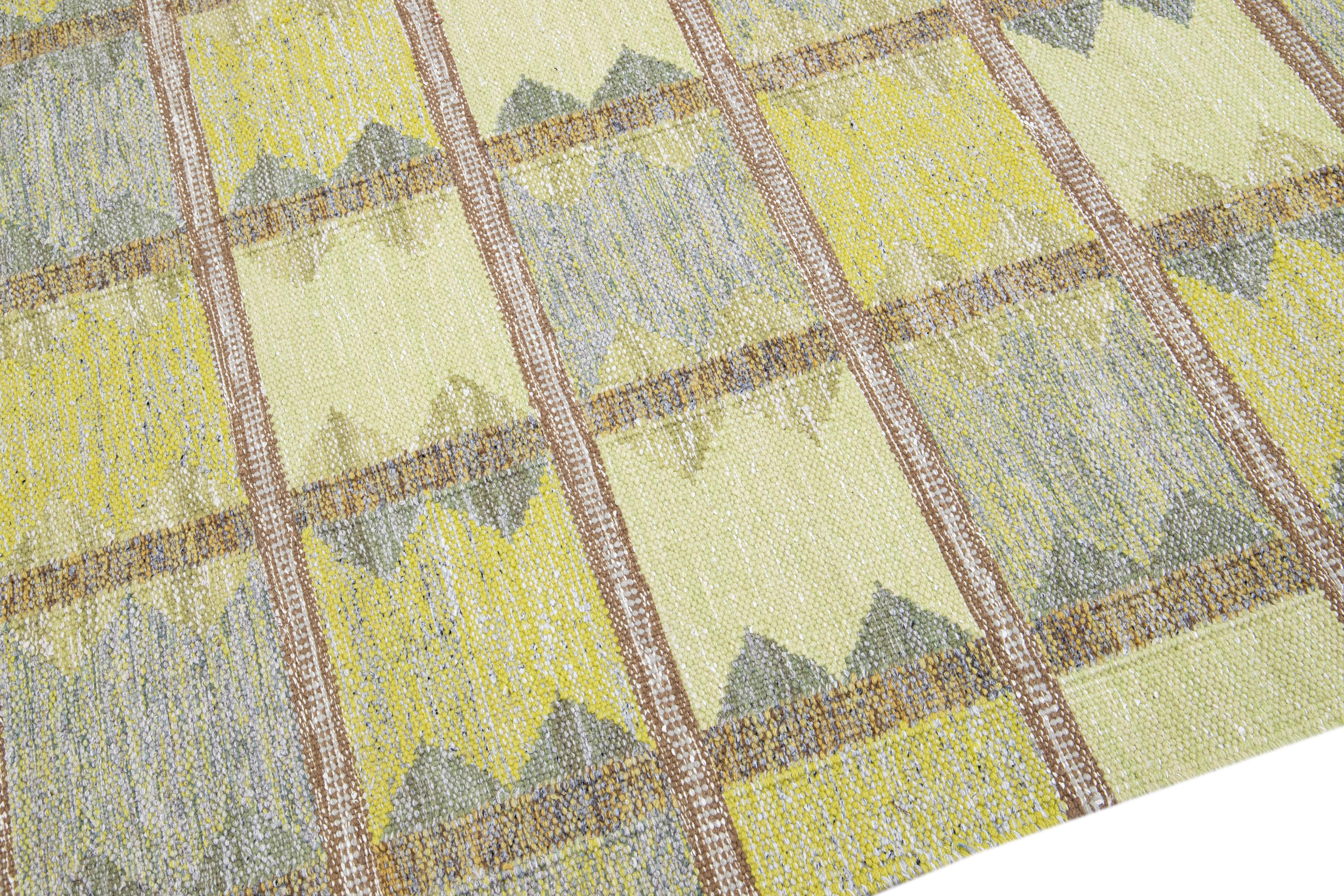 XXI secolo e contemporaneo Tappeto Scandinavo Moderno Geometrico Giallo e Grigio fatto a mano Dimensioni CameraWool in vendita