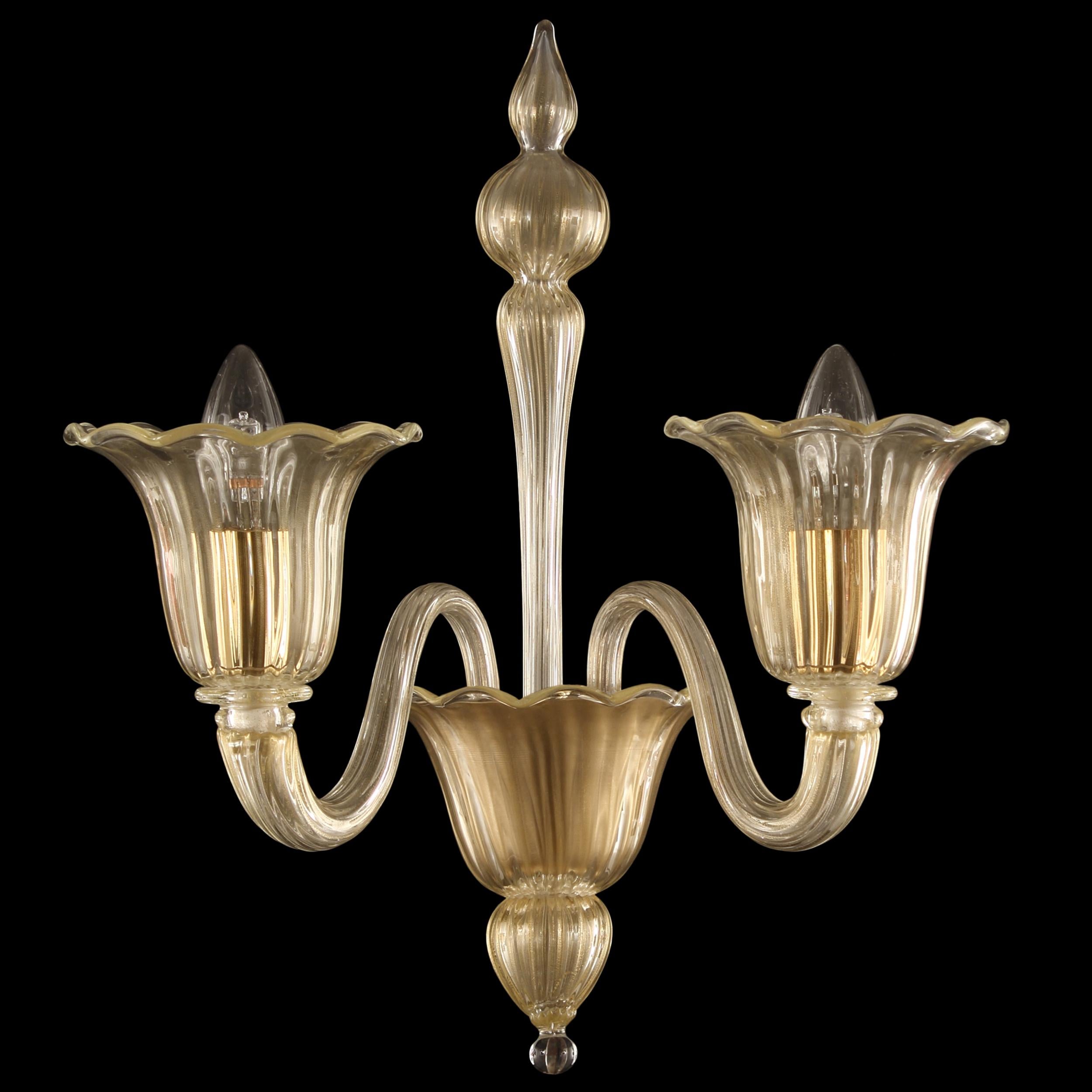 Bellepoque sconce 2 lights, golden leaf Murano glass upward light by Multiforme.
Bellepoque 364 from the Timeless collection is a collection that evokes the atmosphere of the beginning of the 19th century. The cups recall floral elements, thus