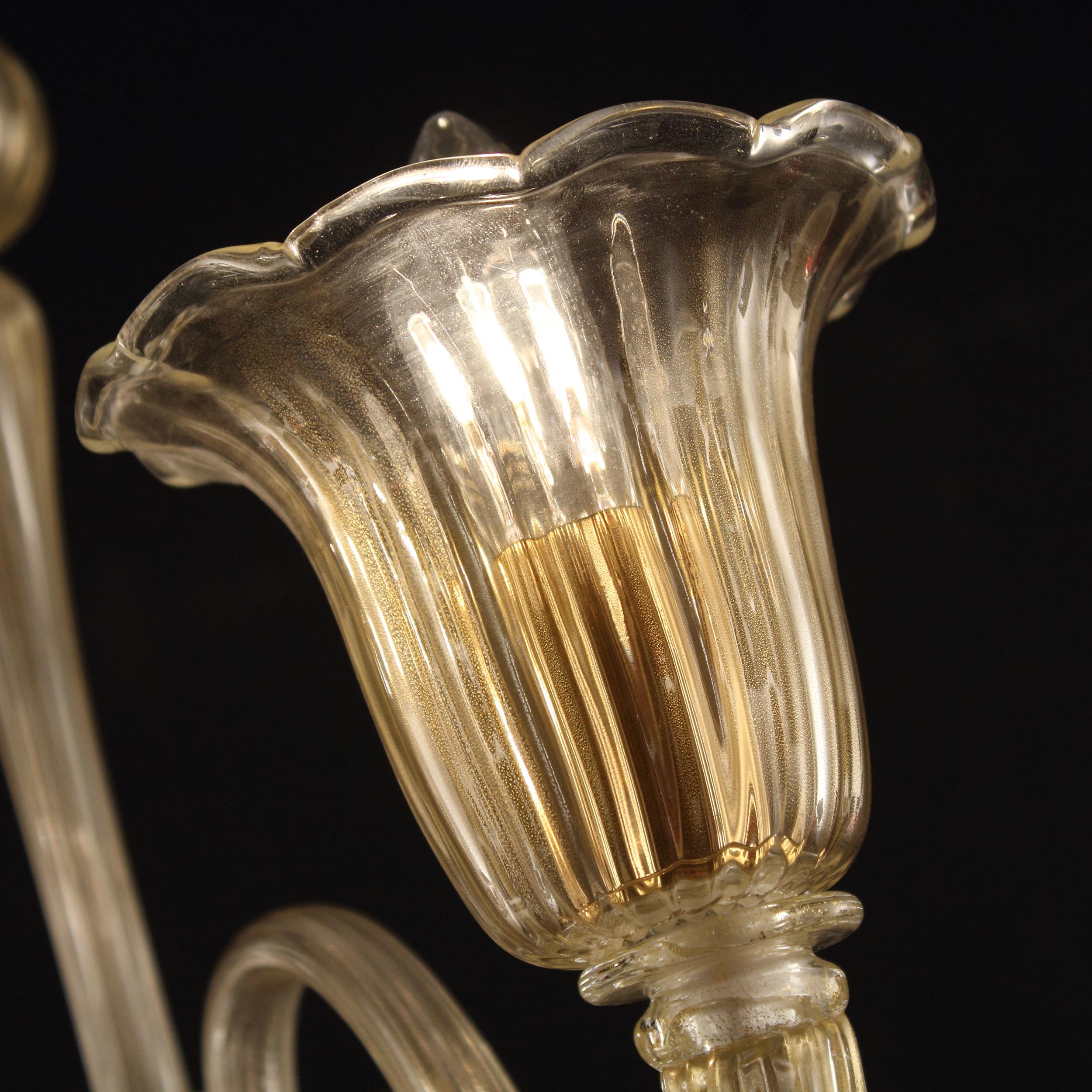 Italiano Applique moderna a 2 bracci, vetro di Murano a foglia d'oro Rigadin di Multiforme in stock in vendita