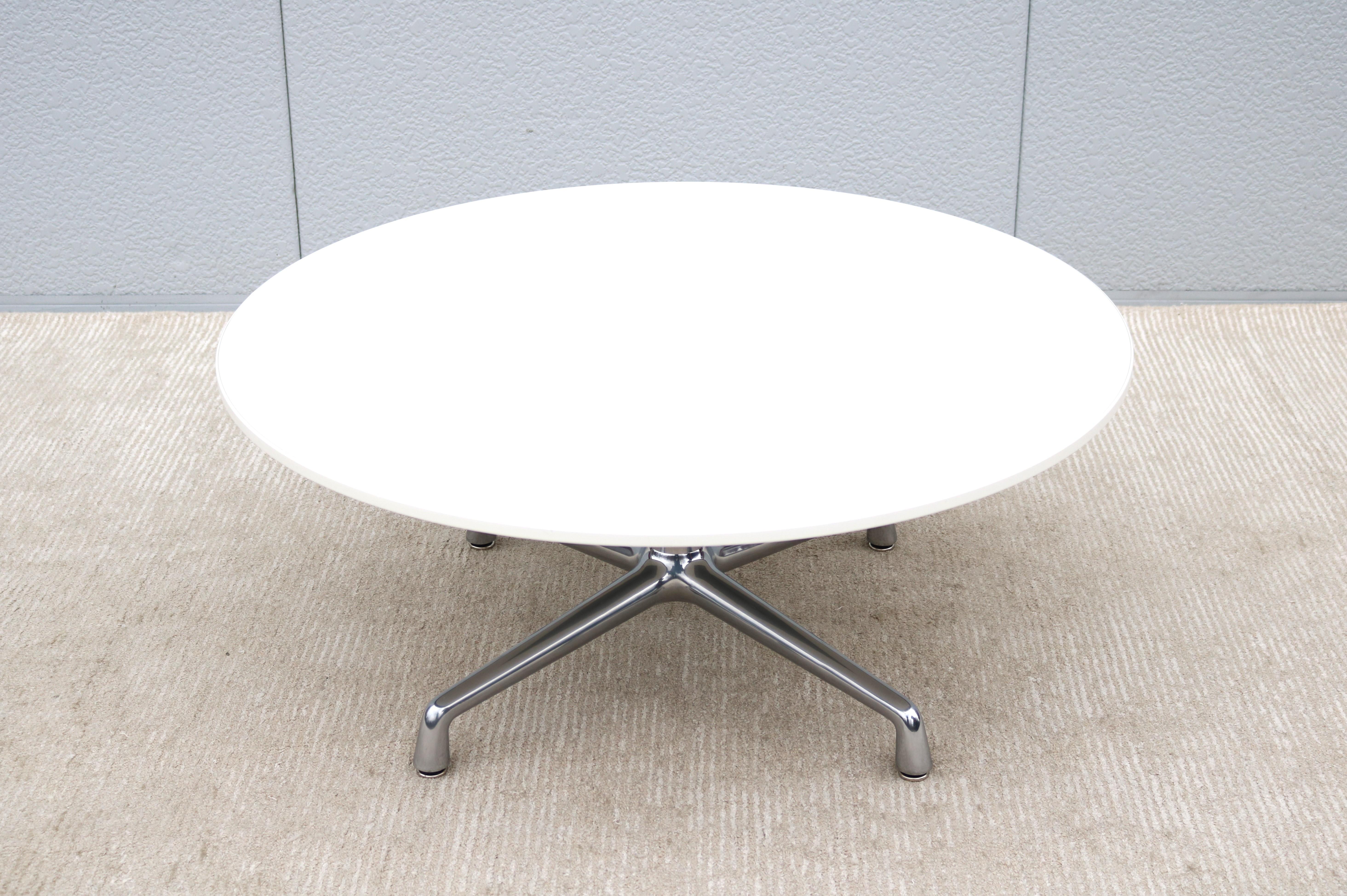 The modern beauty and smart design of the SW_1 table fits seamlessly into any environment and among mid-century classic designs.
This is a masterpiece that is well designed and well-crafted, a combination of efficiency, stability and elegance.
This