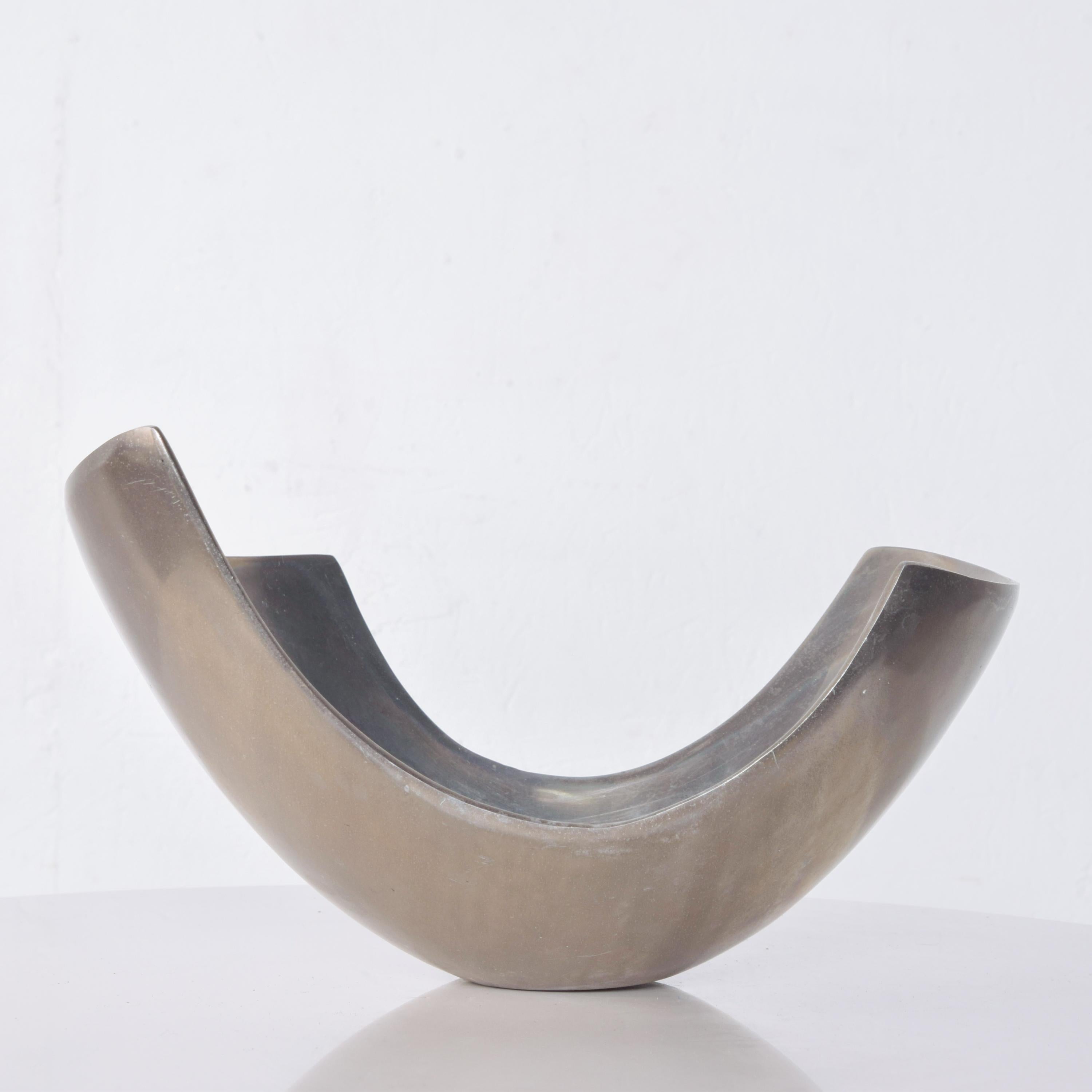 For your consideration, a modern sculptural aluminum bowl. No label or signature present from the maker, circa 1980s. 

Original vintage unrestored condition. Vintage patina present. 

Expect signs of vintage wear. 

Unique design with amazing