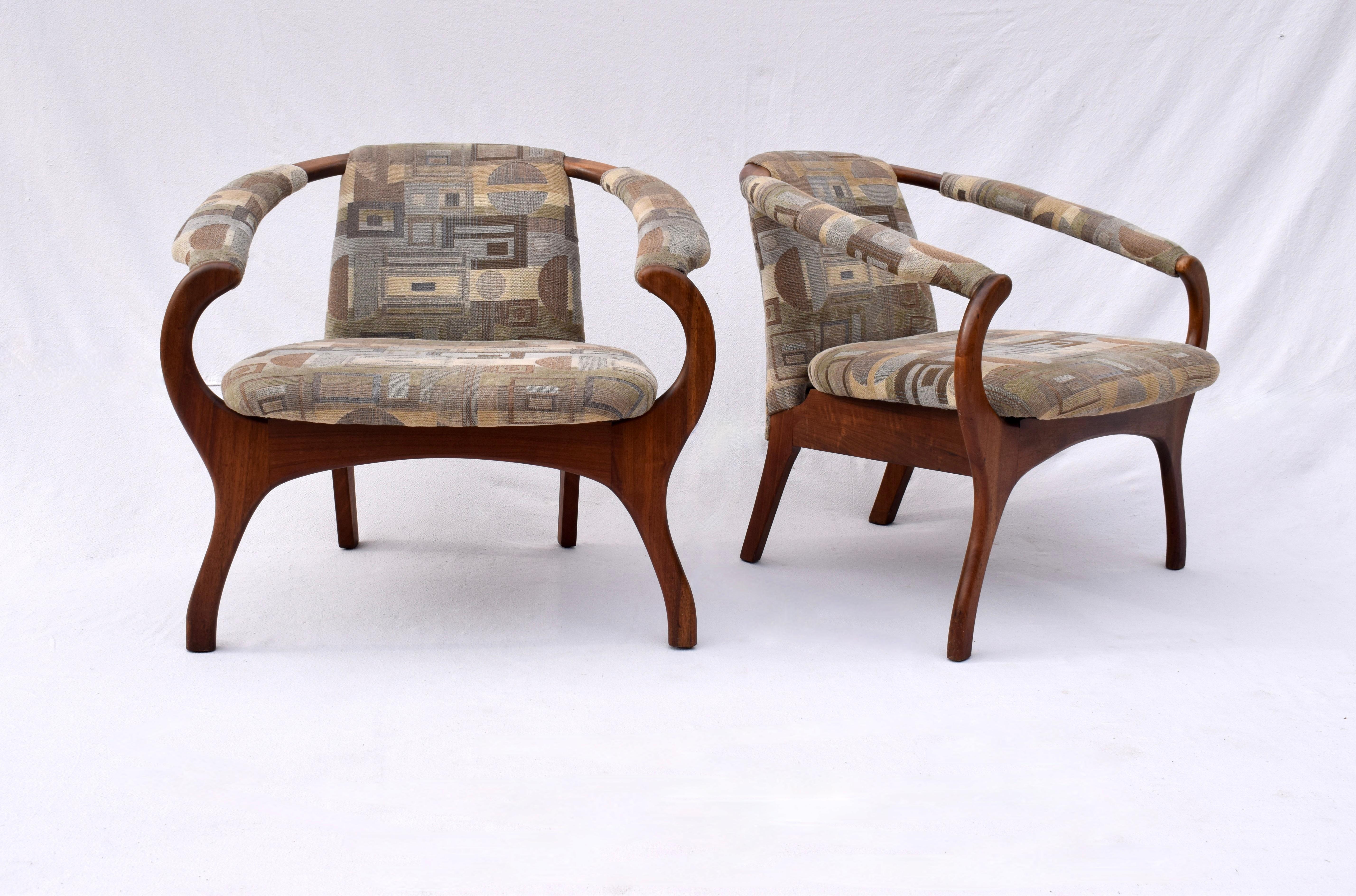 Selten gesehenes Paar Club-/Lounge-Stühle aus massivem Nussbaum, Adrian Pearsall zugeschrieben, ca. 1970er Jahre. Alles original in schönem, gepflegtem Zustand; sofort einsatzbereit. Sitze: 16