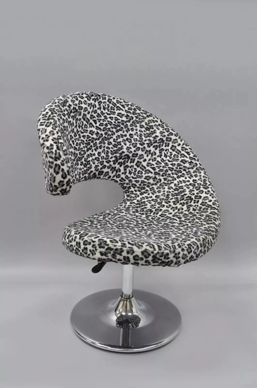 Chaise longue moderne et sculpturale en chrome imprimé léopard noir et blanc. Cet article est doté d'une hauteur hydraulique réglable, d'un socle chromé, d'un tissu imprimé léopard noir et blanc, d'un siège pivotant. Circa 21ème siècle. Dimensions :