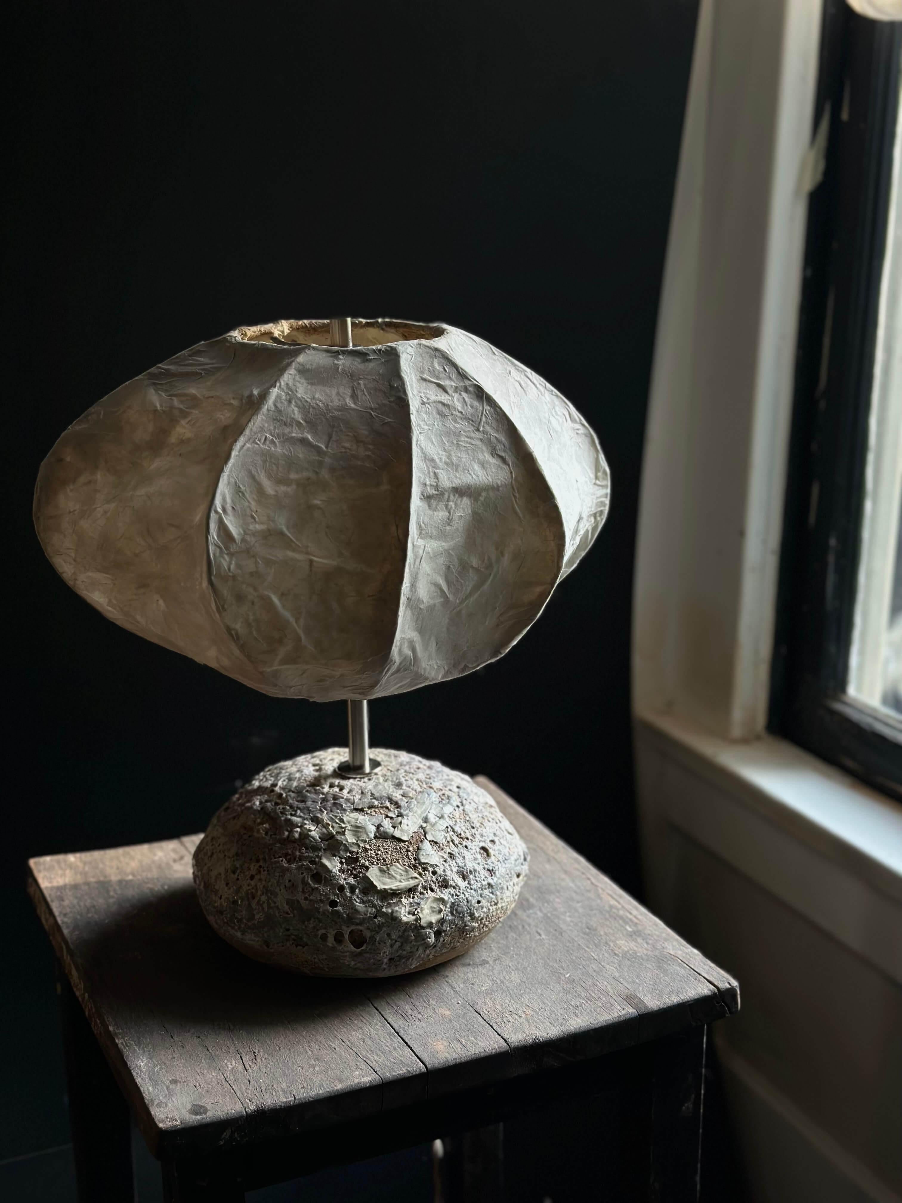 Modern Sculptural Ceramic Lamp – Unique Handmade Artistic Home Lighting (Moderne) im Angebot