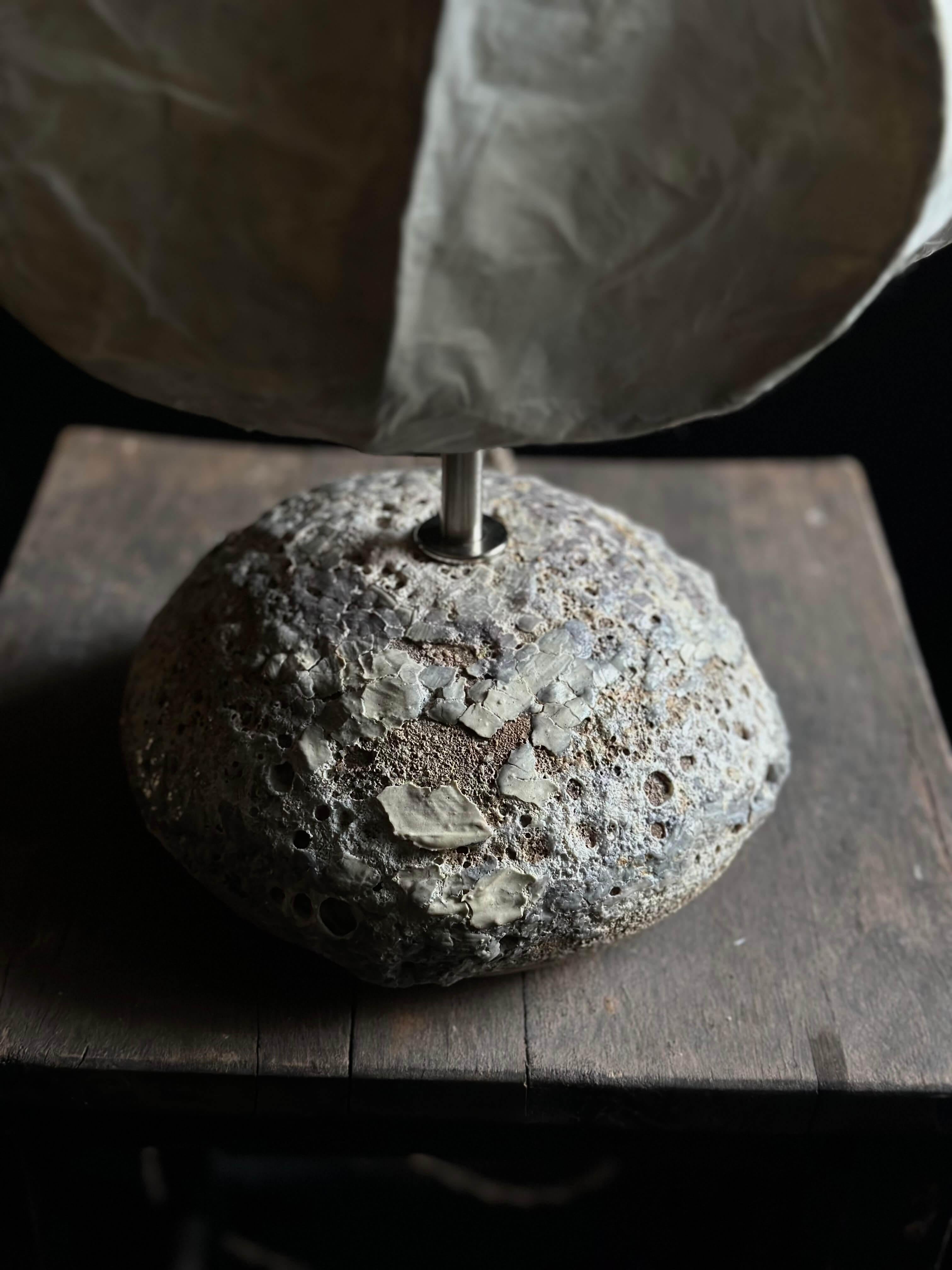 Modern Sculptural Ceramic Lamp – Unique Handmade Artistic Home Lighting (Metall) im Angebot