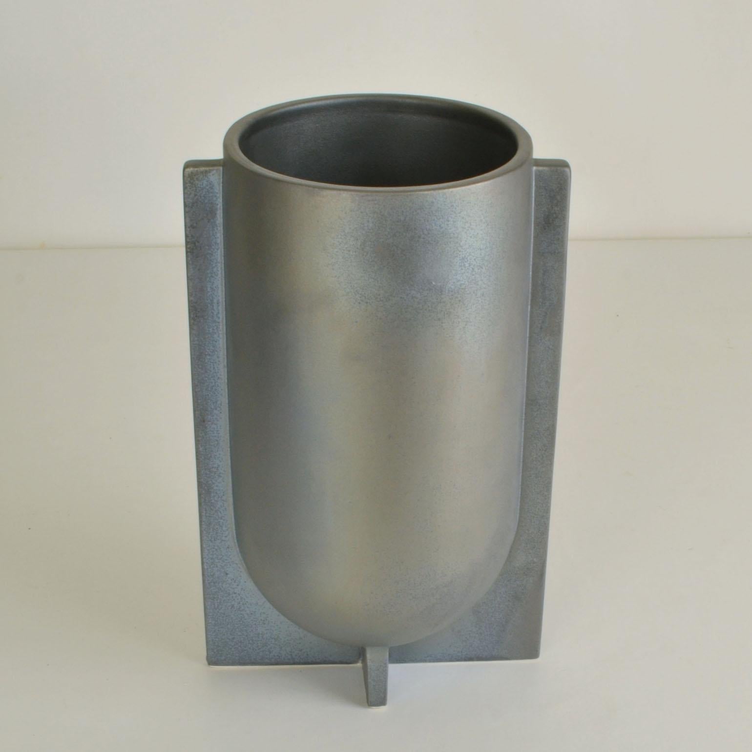 Moderne skulpturale Keramikvasen in Metallic-grauer Glasur im Angebot 1