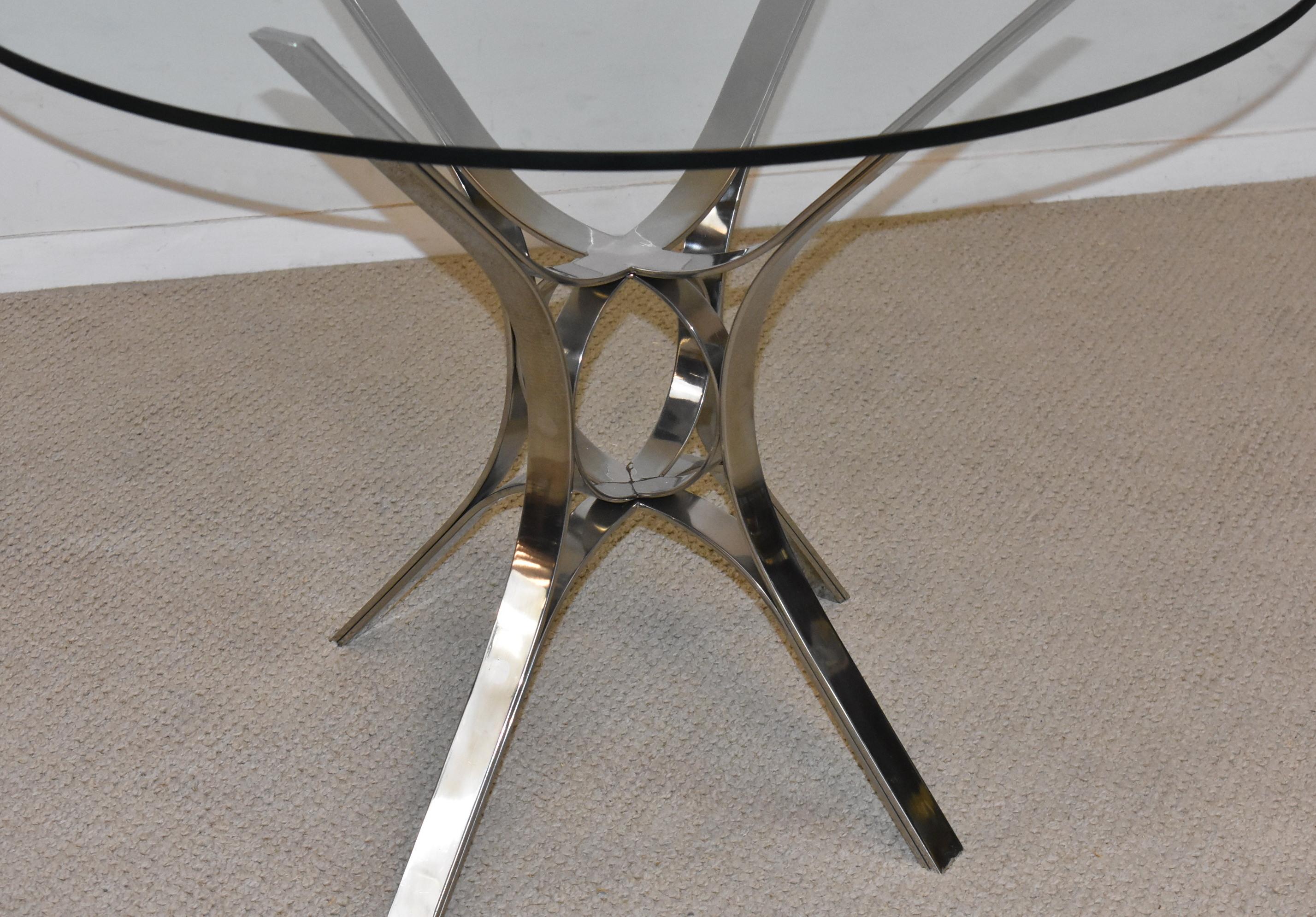 Flat bar Table ronde sculpturale moderniste en chrome et verre de Roger Sprunger pour Dunbar. Le verre a une épaisseur de 0,5