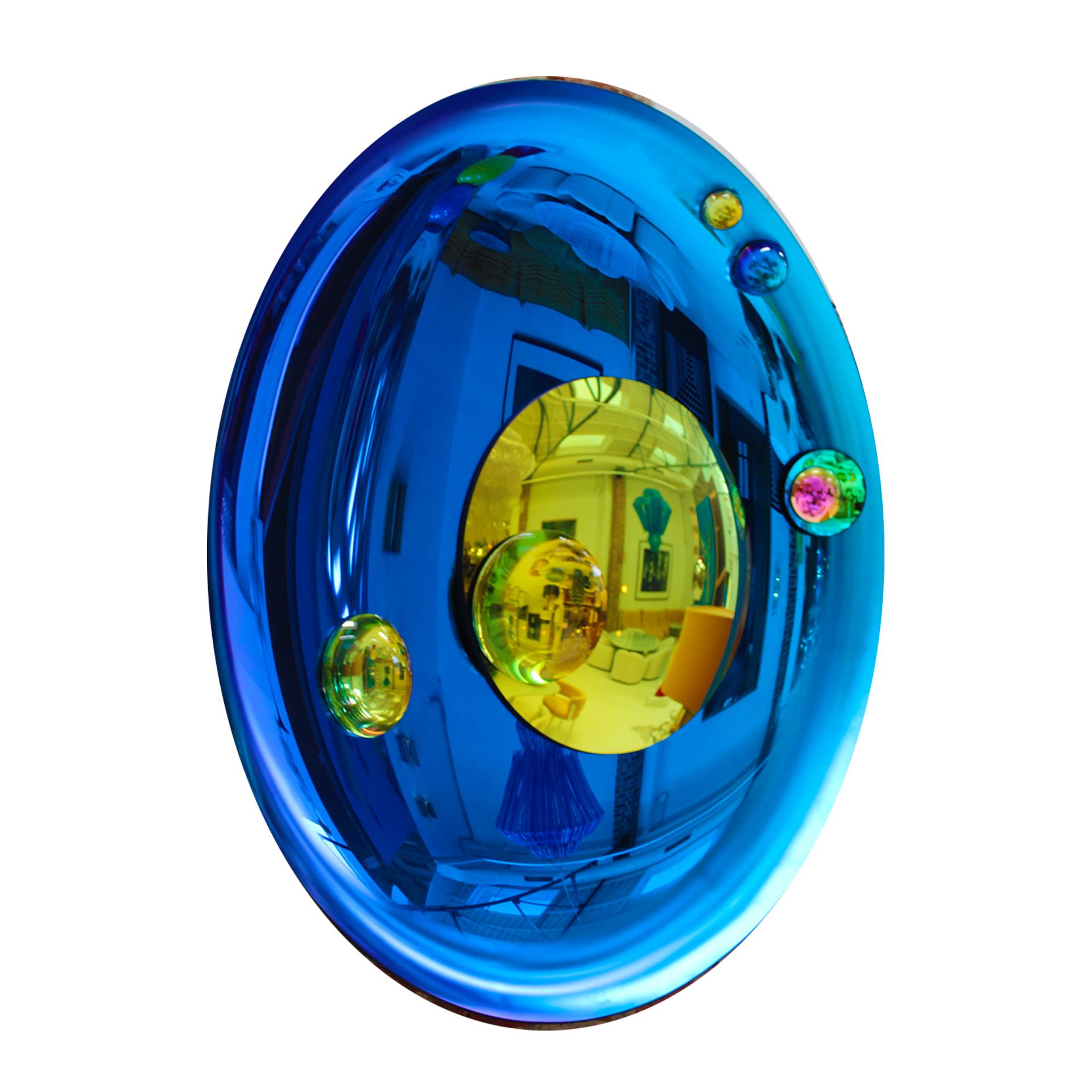 Bellissimo specchio francese moderno e scultoreo concavo. Opera d'arte da parete realizzata a mano in vetro stampato blu e lenti colorate. Rifinito con dettagli in bronzo sul retro per essere appeso alla parete. Pezzo unico. Prodotto in